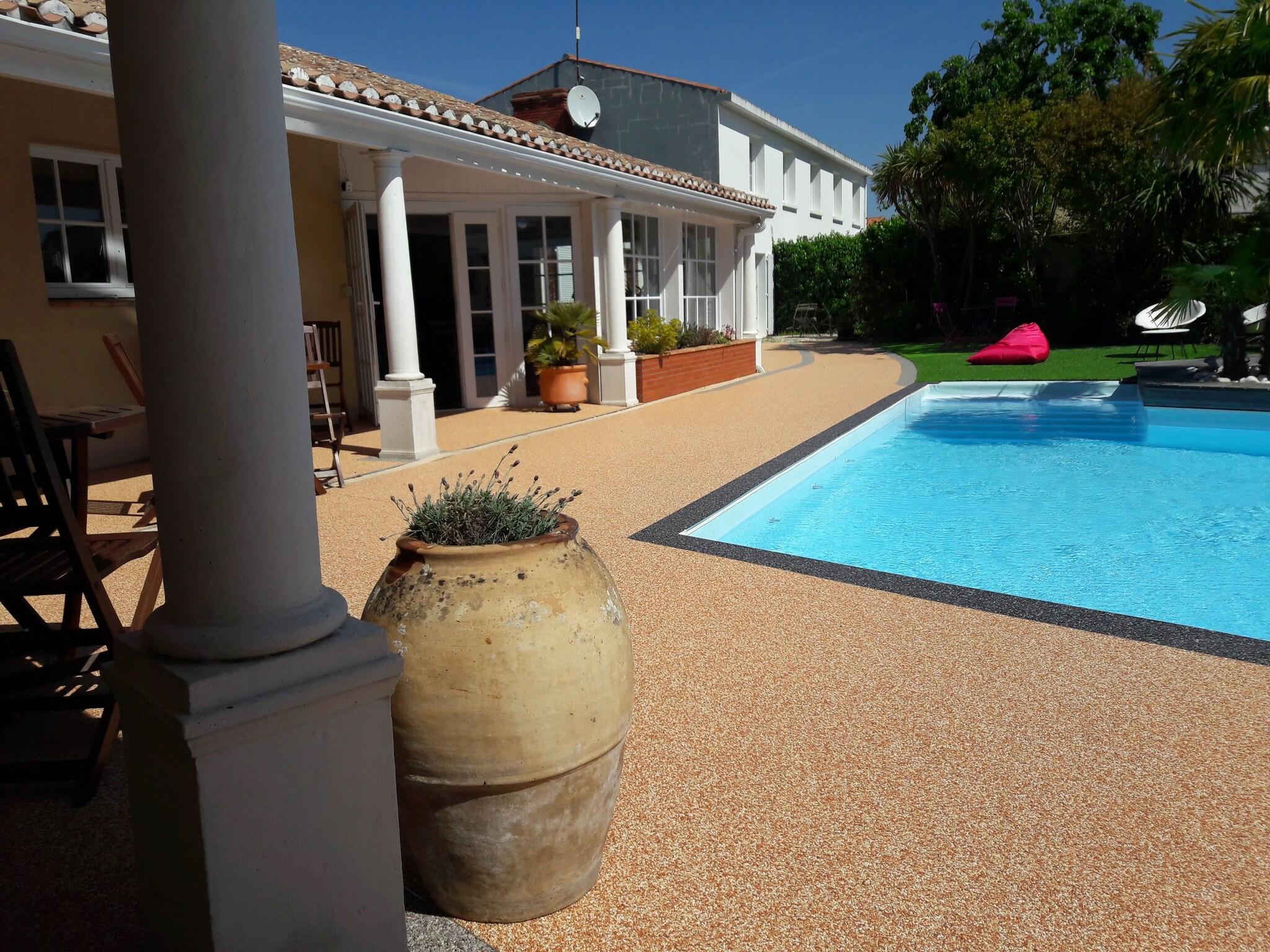 Vista Piscina Le Manoir de l'Antiquite