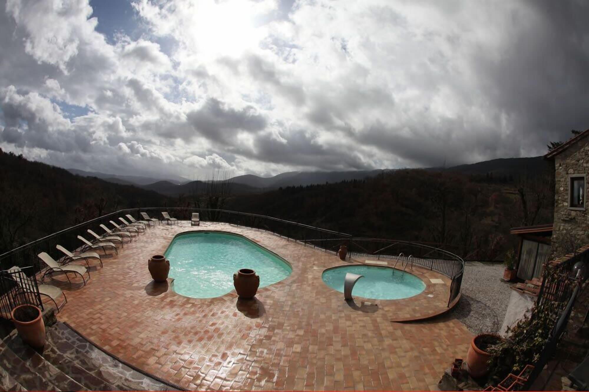 Vista Piscina Il Castelluccio Country Resort