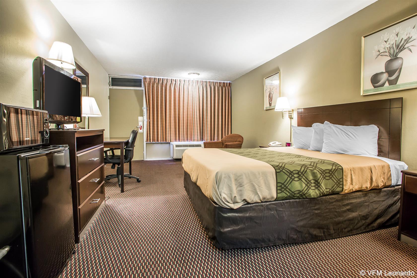 Vista Exterior Econo Lodge near Missouri University of Science