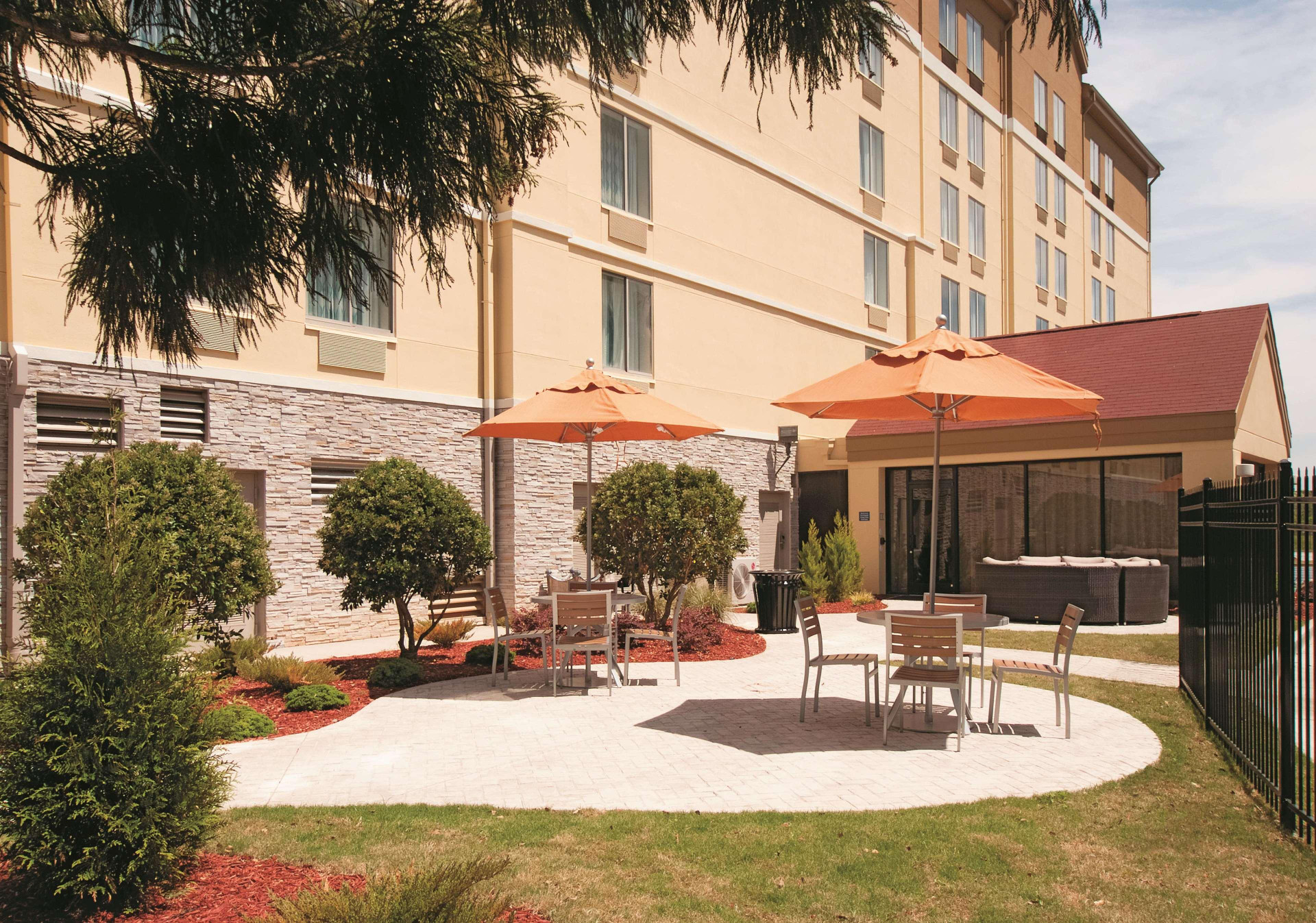 Vista Exterior La Quinta Inn & Suites by Wyndham Atlanta Airport North