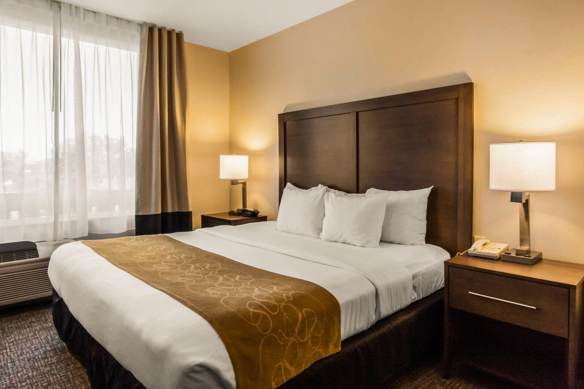 Hotel Comfort Suites Maingate East
