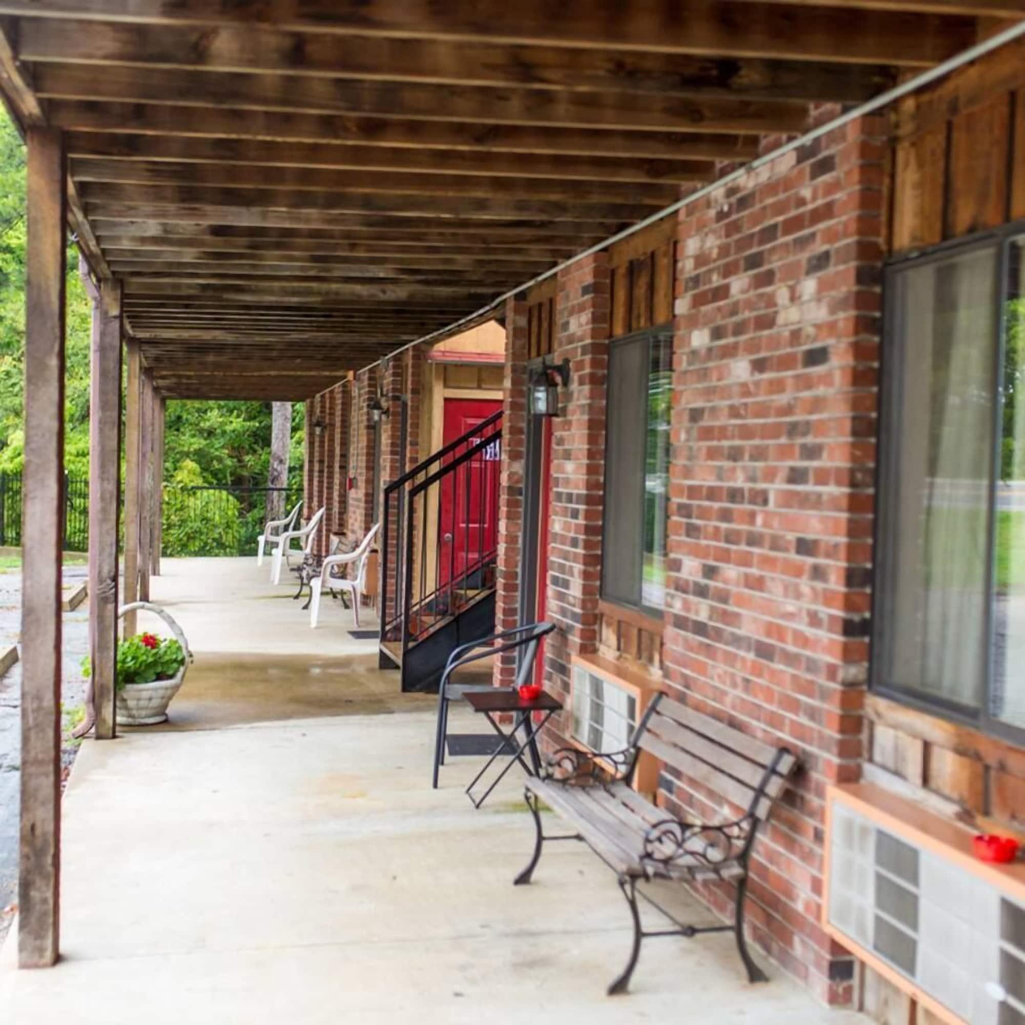 Vista Exterior The Razorback Lodge