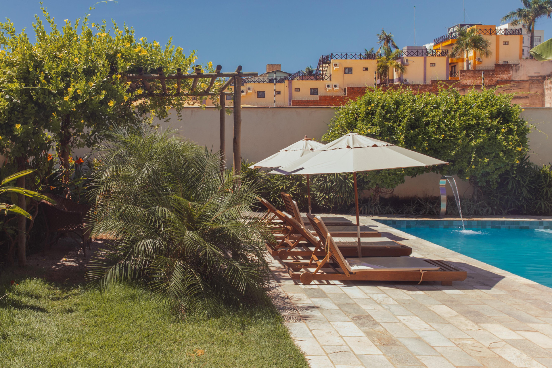 Vista Piscina Pousada Laranja
