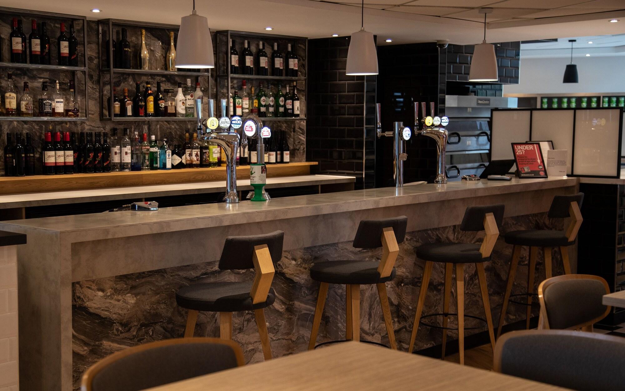 Bar/Salón Holiday Inn Express London Stansted Airport by IHG