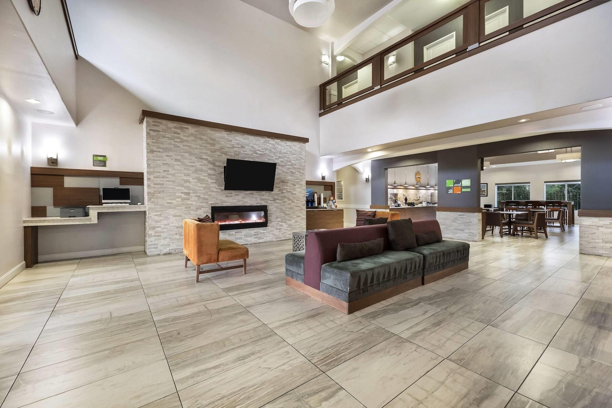 Vista Lobby La Quinta Inn & Suites by Wyndham Alvin