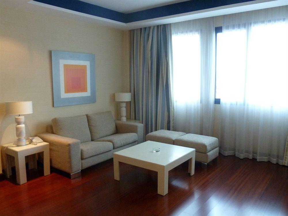 Hotel Puerta De Alcala by null