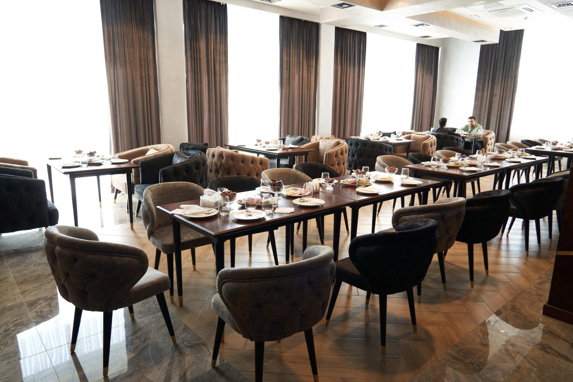 Restaurant UNIQUE Airport Hotel