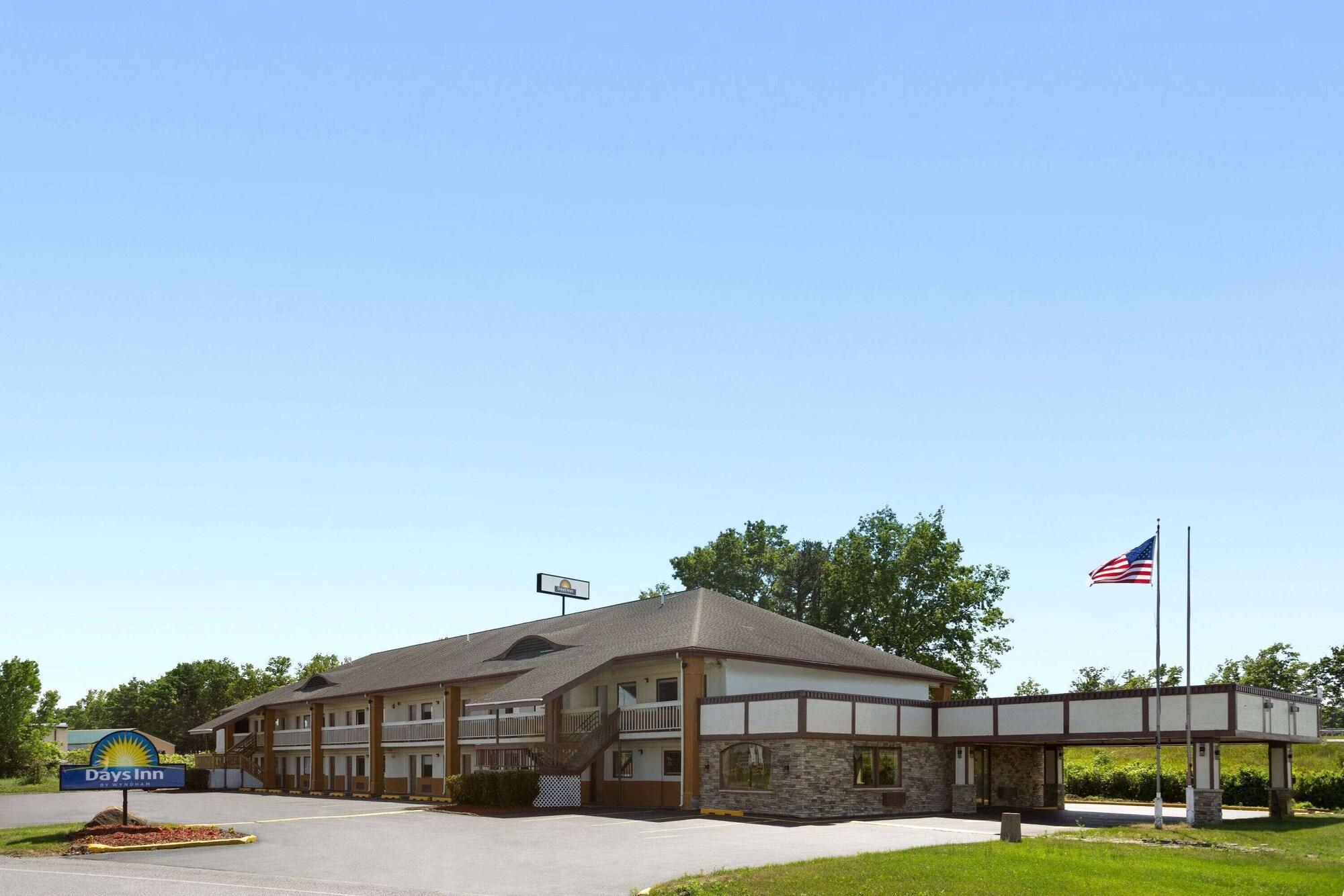 Vista Exterior Days Inn by Wyndham Queensbury/Lake George