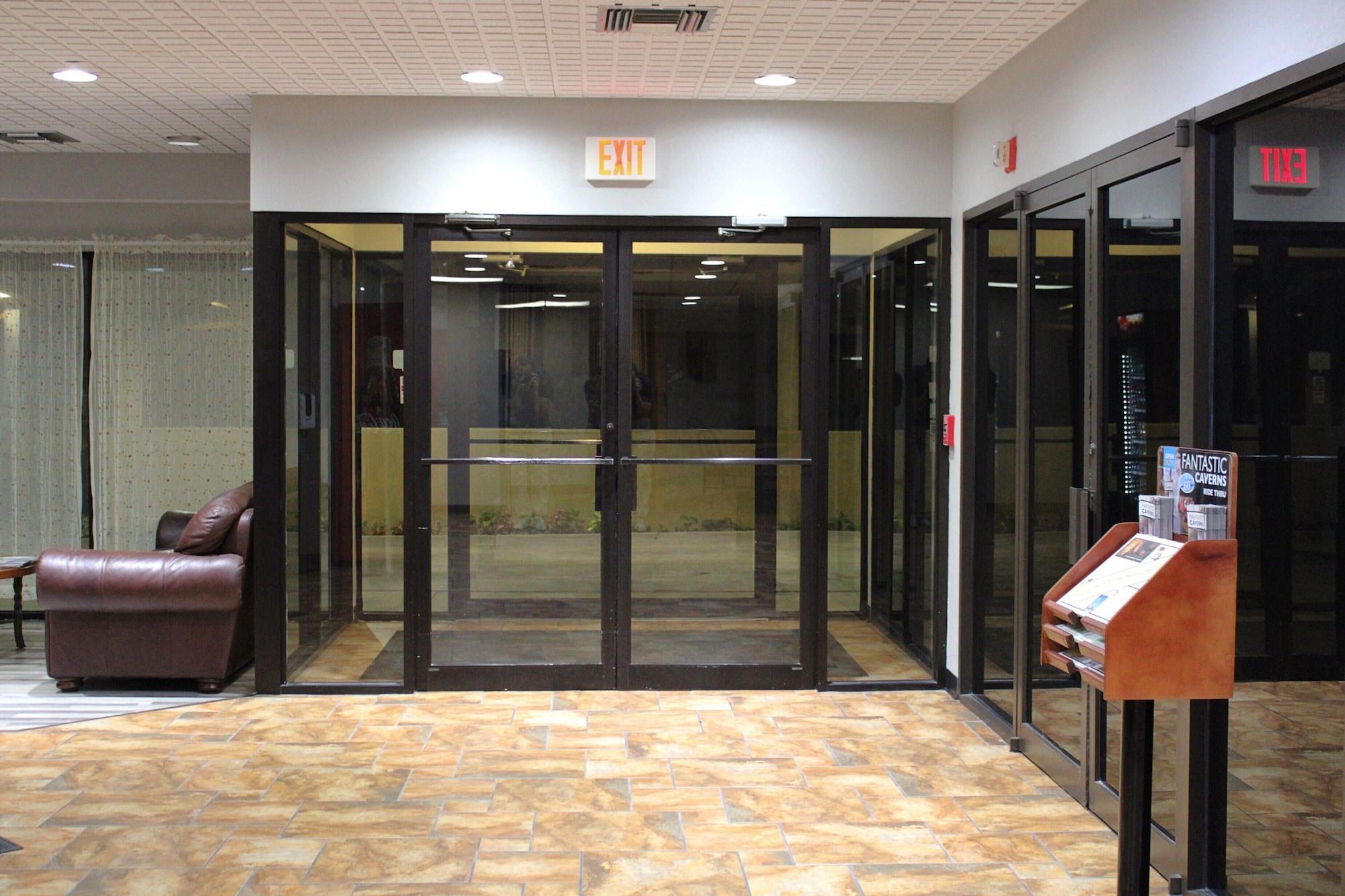 Vista Lobby Greenlight Inn & Suites