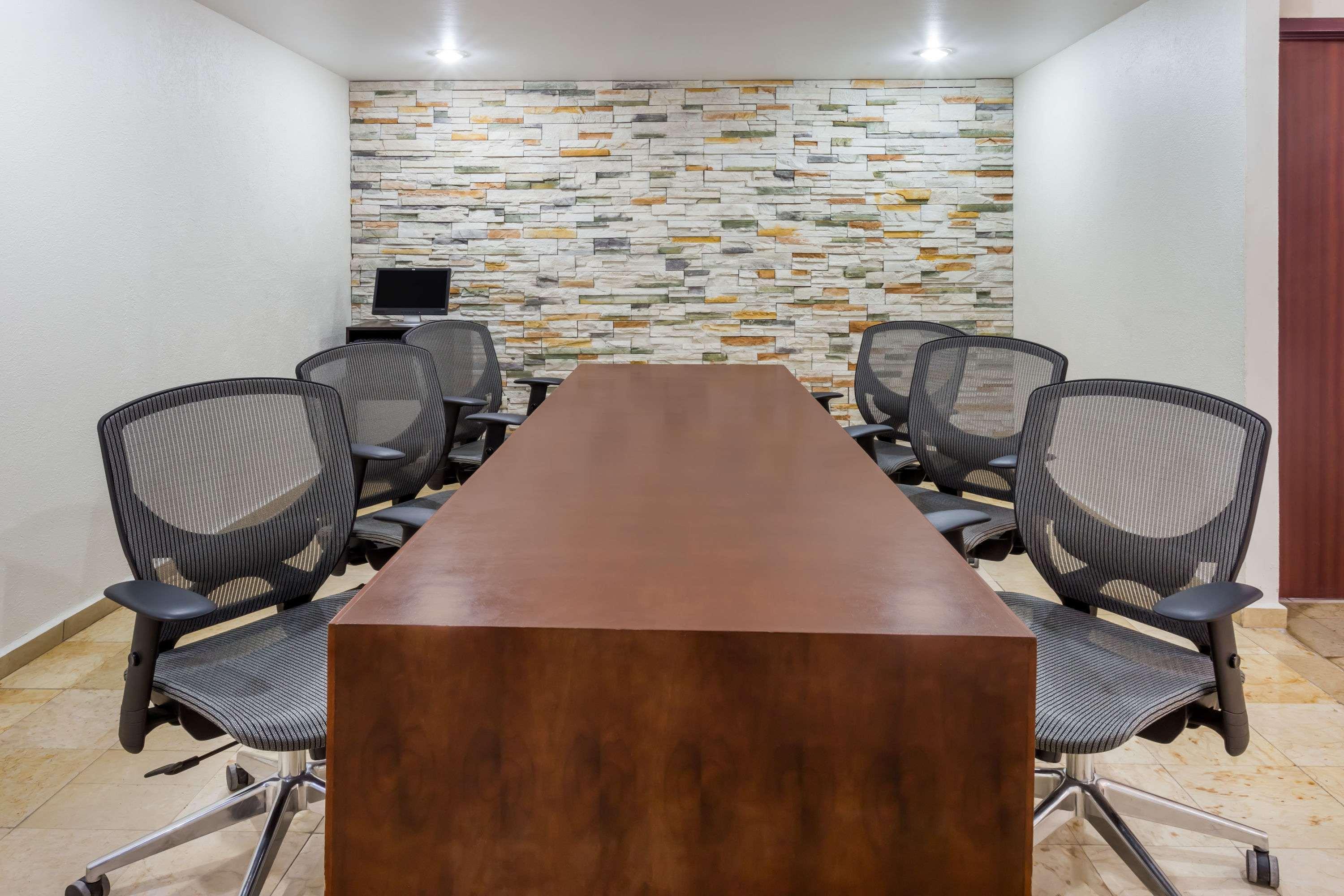Centro de Negocios Baymont Inn & Suites Lazaro Cardenas