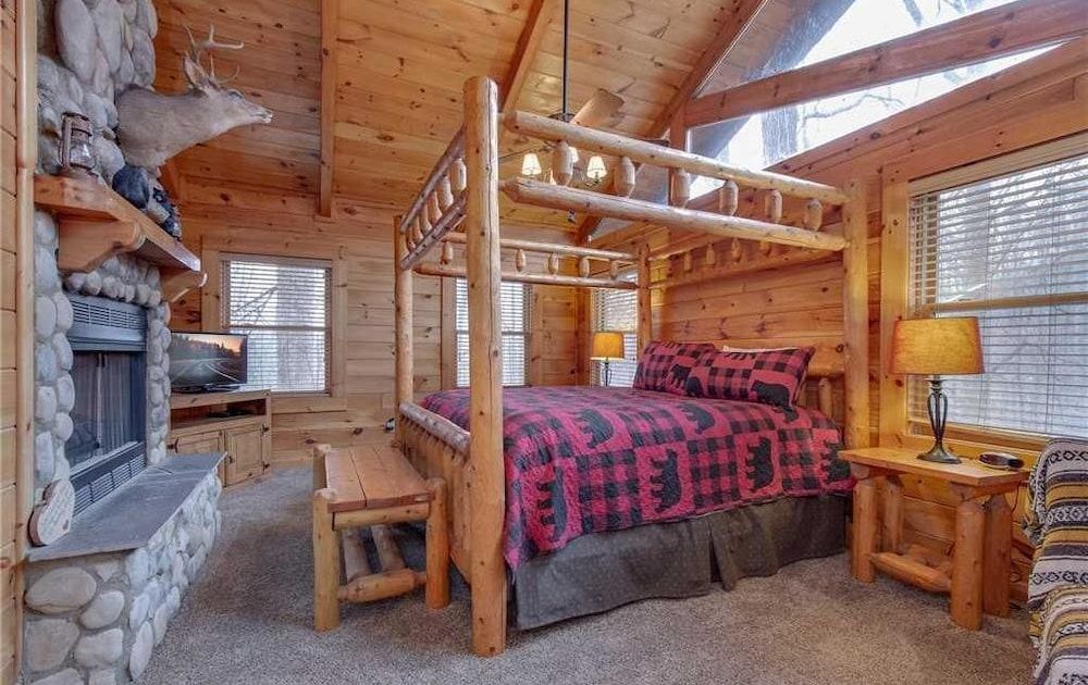 Bear Paws Two Bedroom Cabin, Gatlinburg Best Day