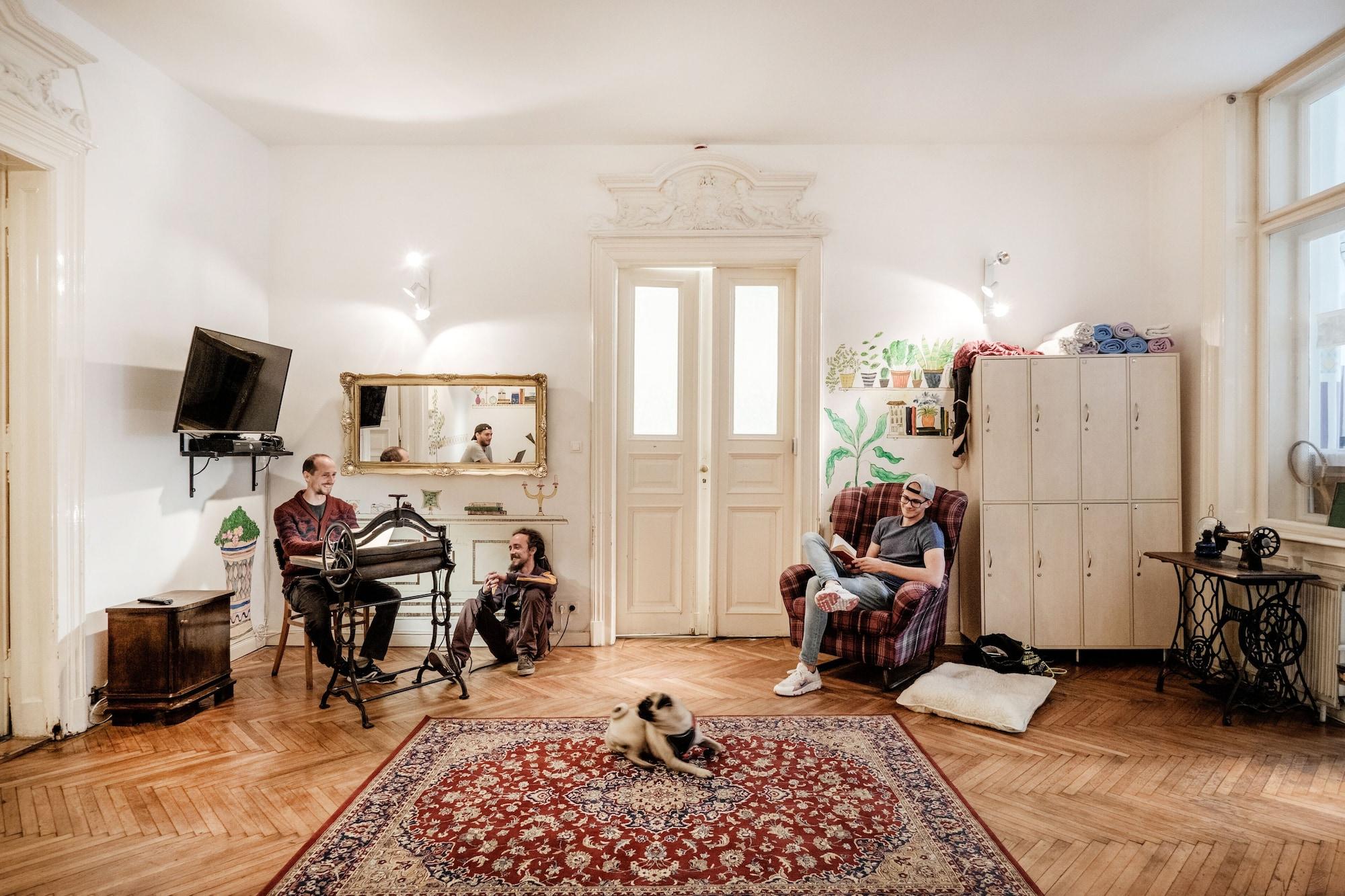 Varios Baroque Hostel & Coworking