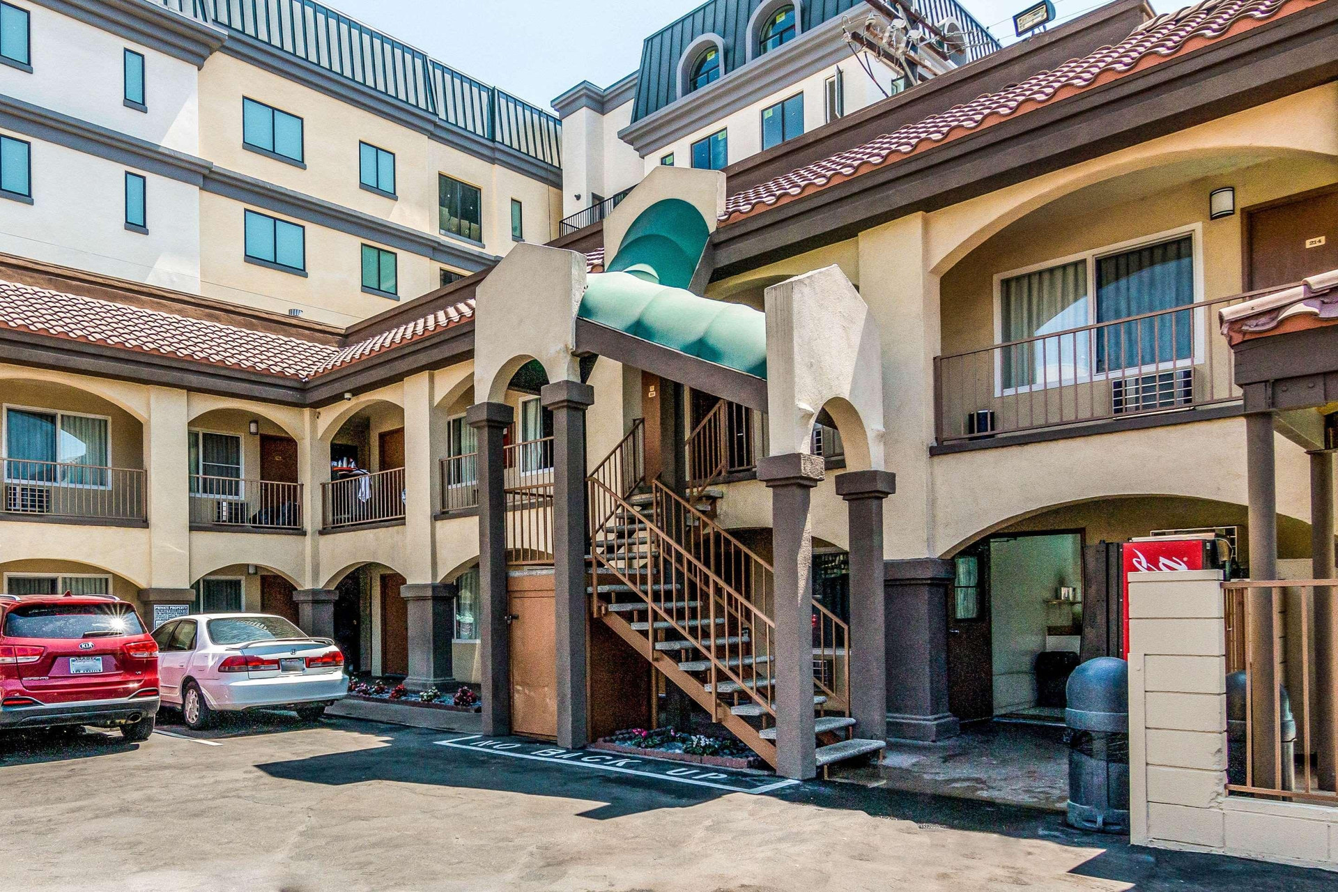 Vista Exterior Rodeway Inn Regalodge