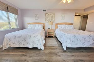 Alquiler Vacacional - Huge 3 bedroom, 3 bath condo in the lovely Brighton building! 3 Condo