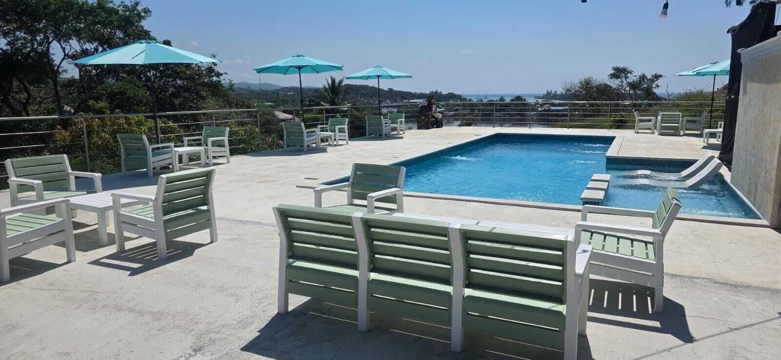 Vista Piscina Hotel and Dive Center Roatan Yacht Club