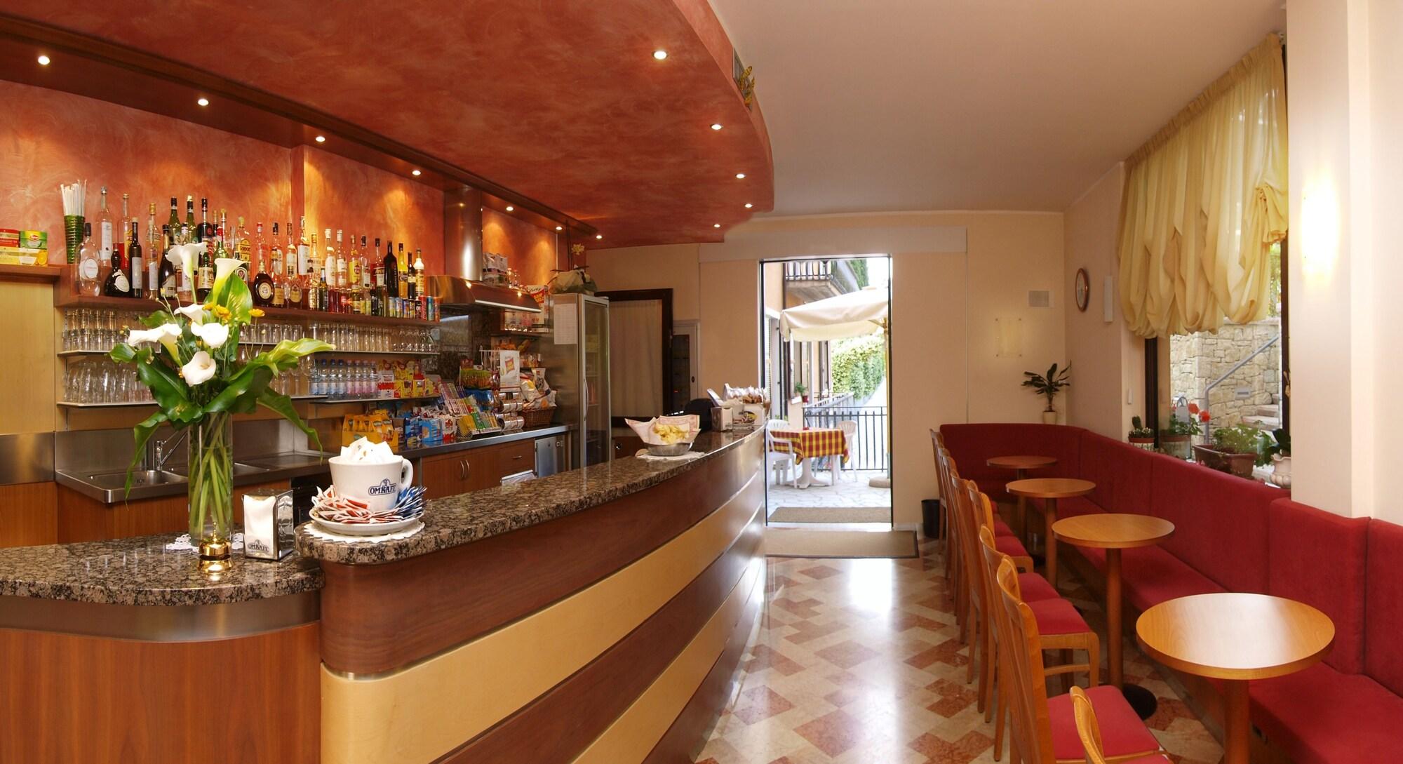 Bar/Salón Garda Family House