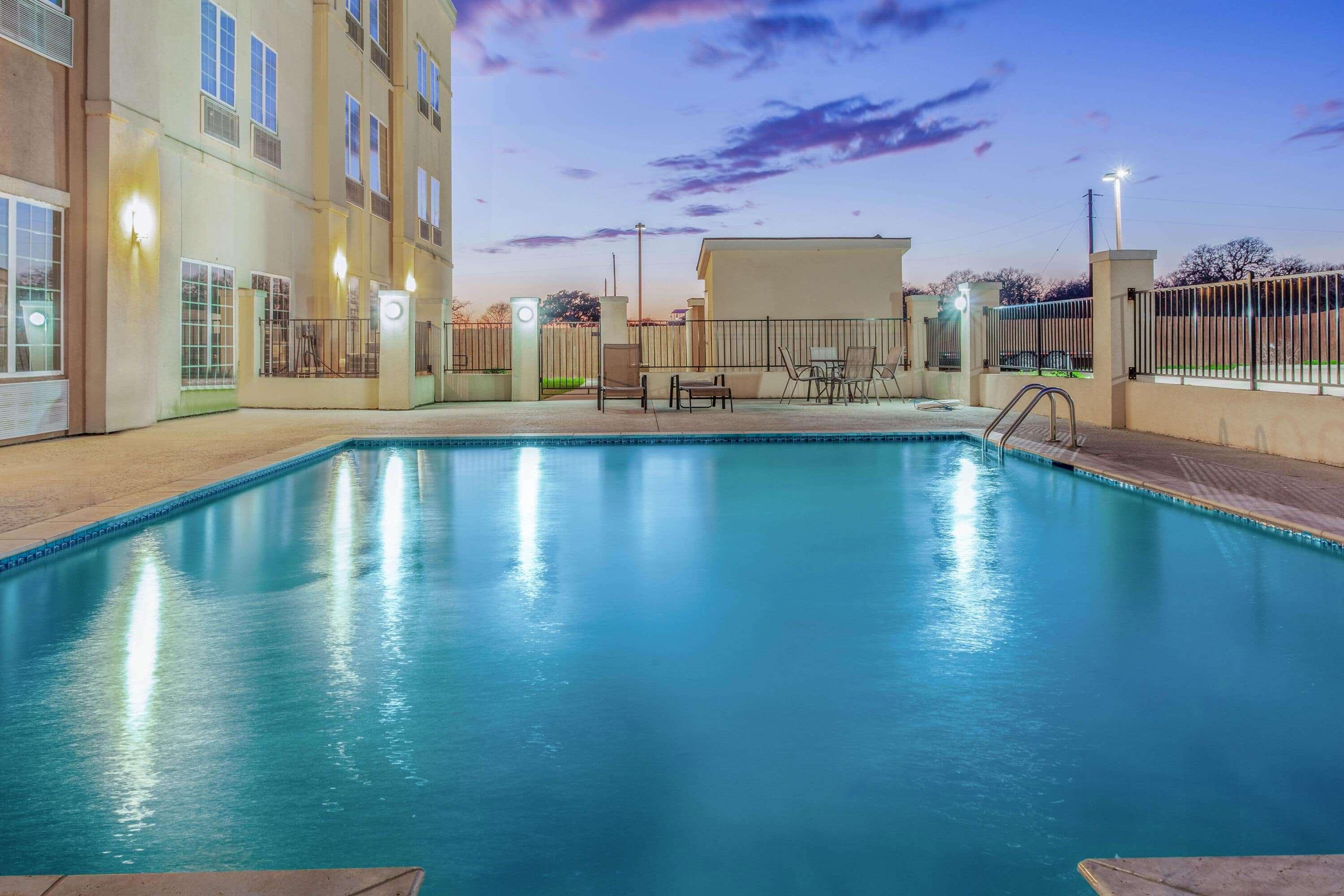 Vista Piscina La Quinta Inn Suites Luling