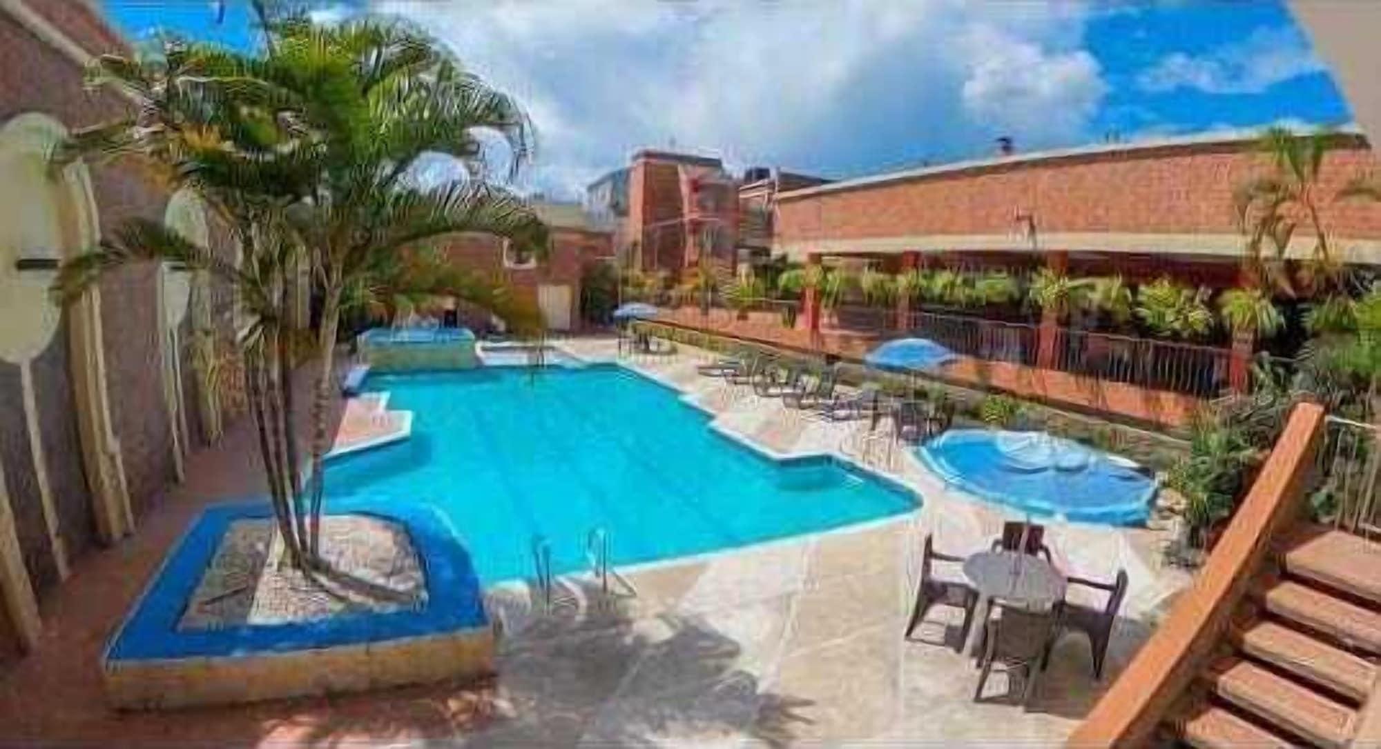 Vista Piscina Hotel Mariscal Robledo Cartago