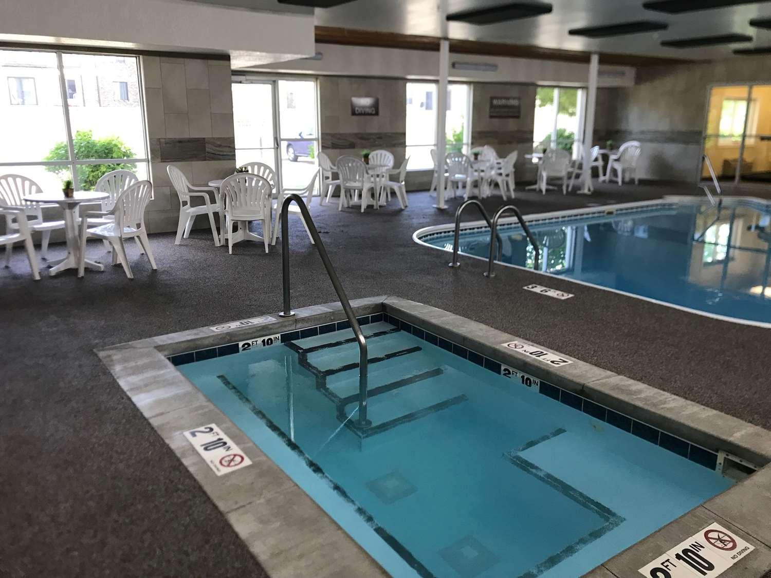 Vista Piscina Expressway Suites Bismarck