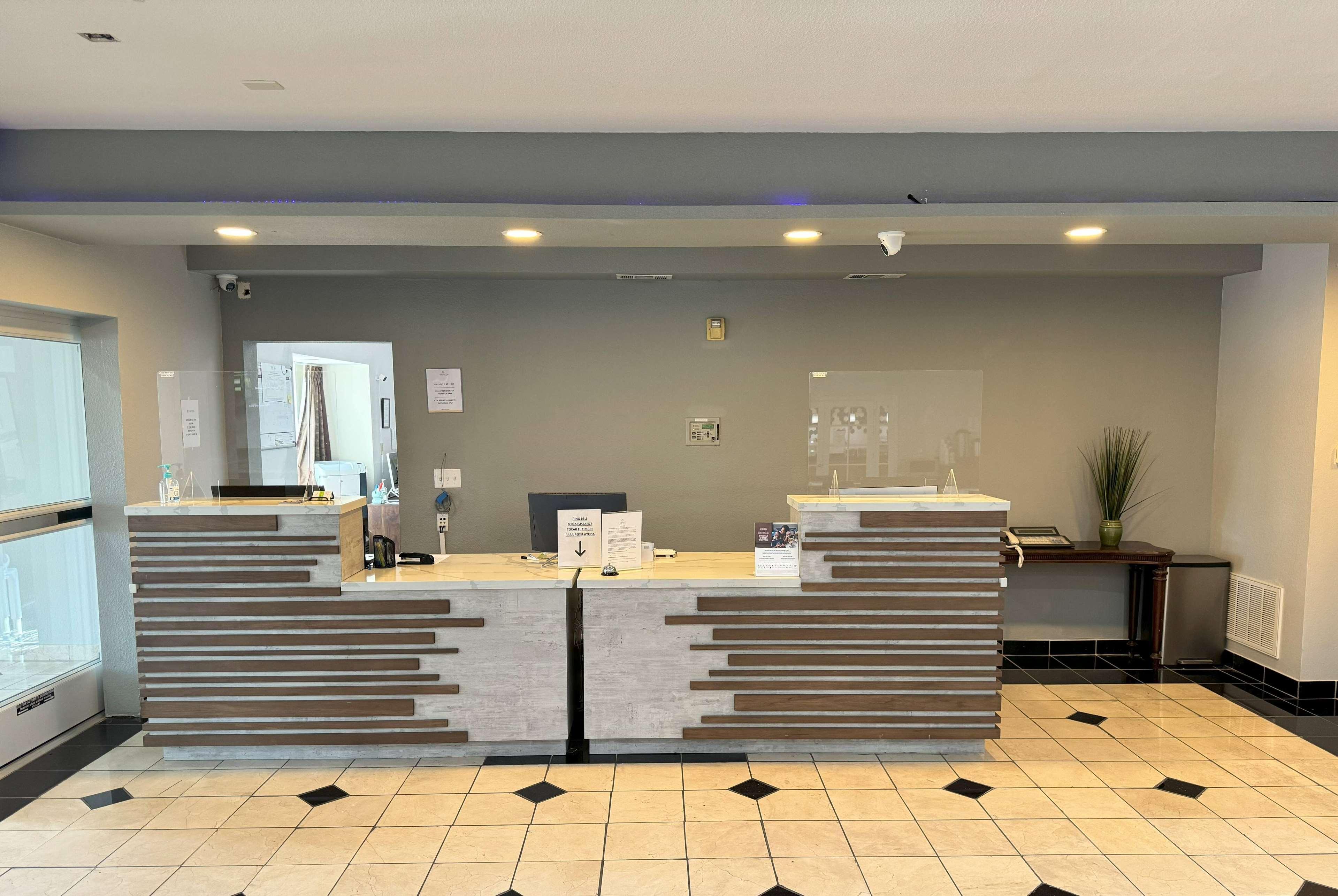 Vista Lobby La Quinta Inn & Suites by Wyndham Tulare