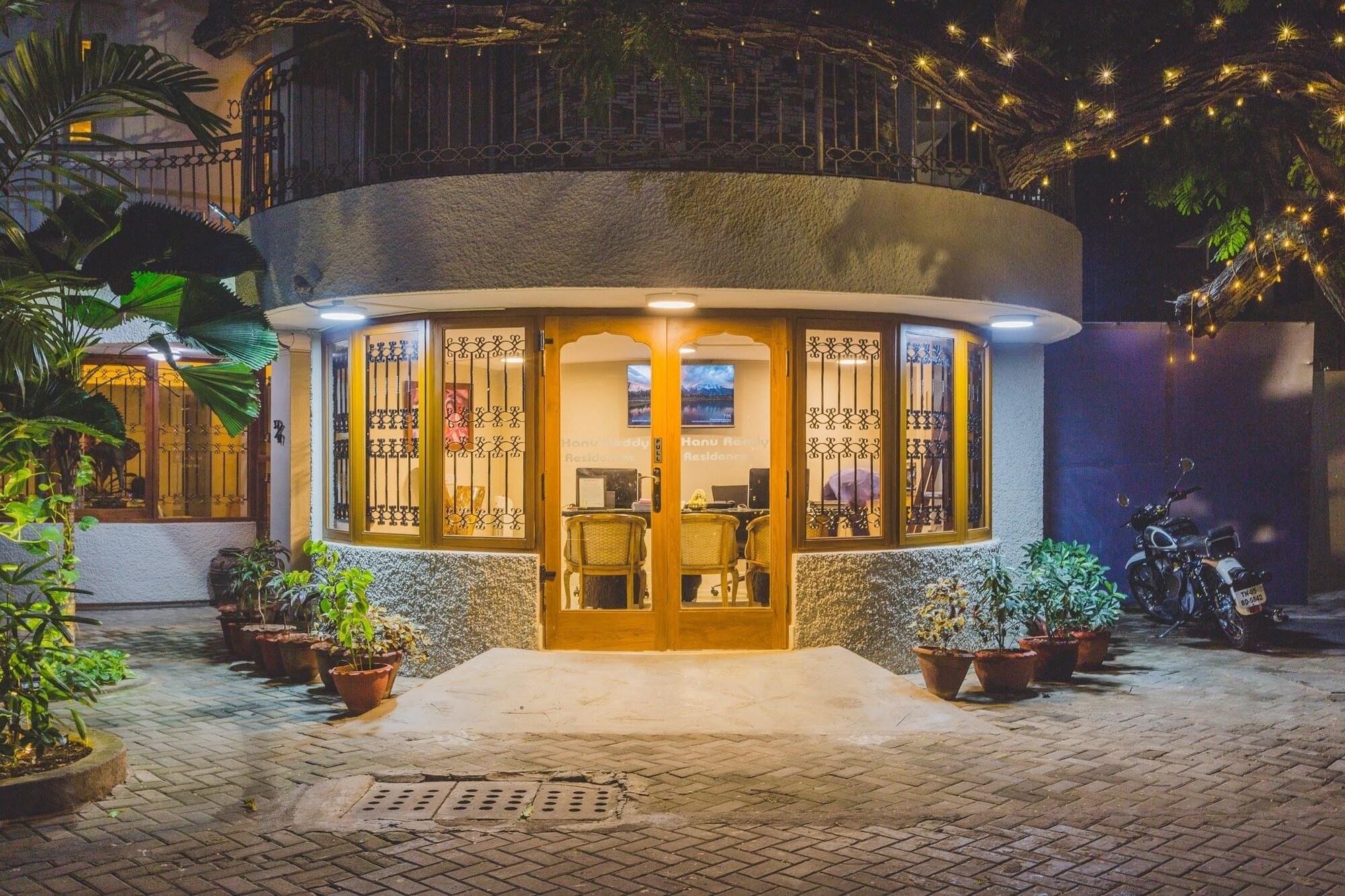 Varios Hanu Reddy Residences Poes Garden