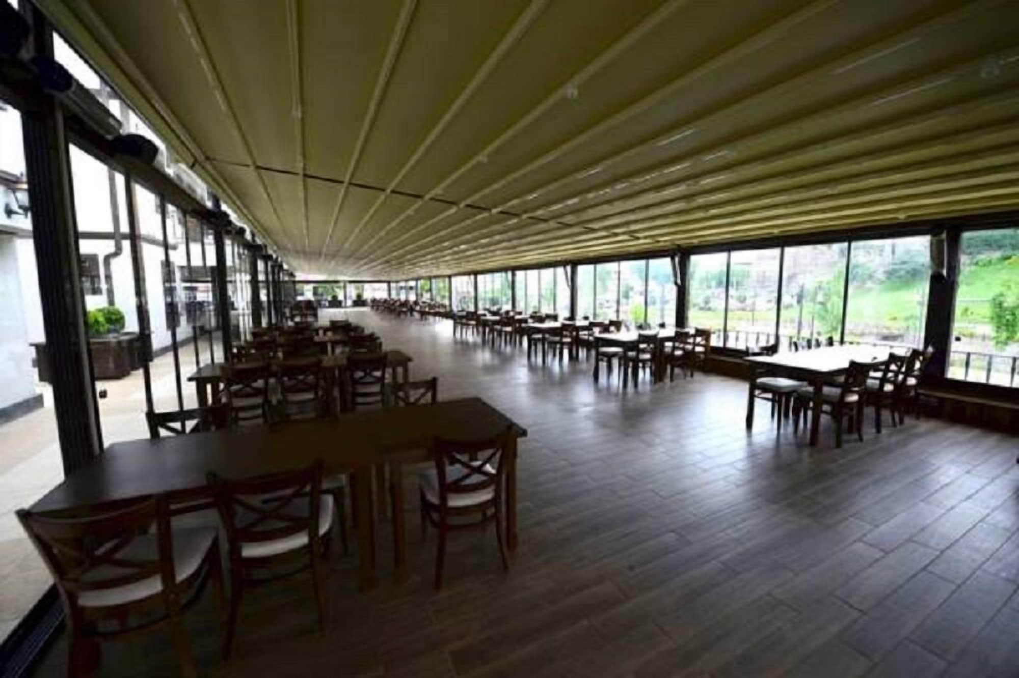 Salón de Baile Zagnospasa Konaklari