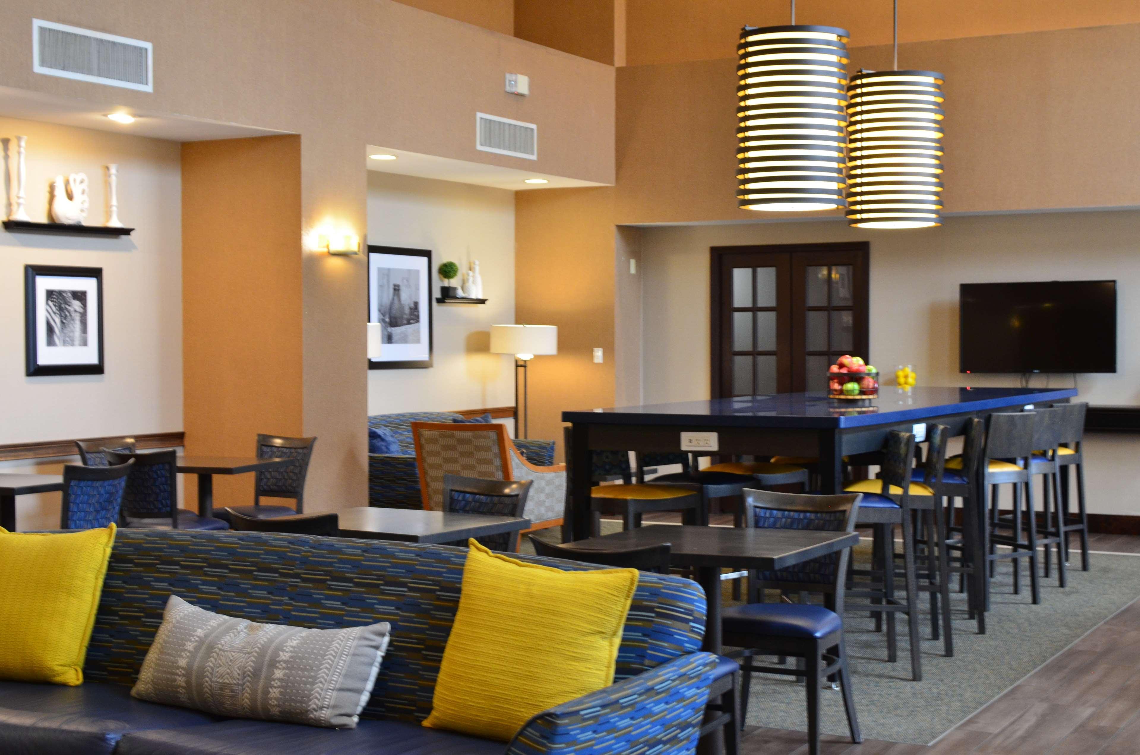 Vista Lobby Hampton Inn & Suites Madisonville