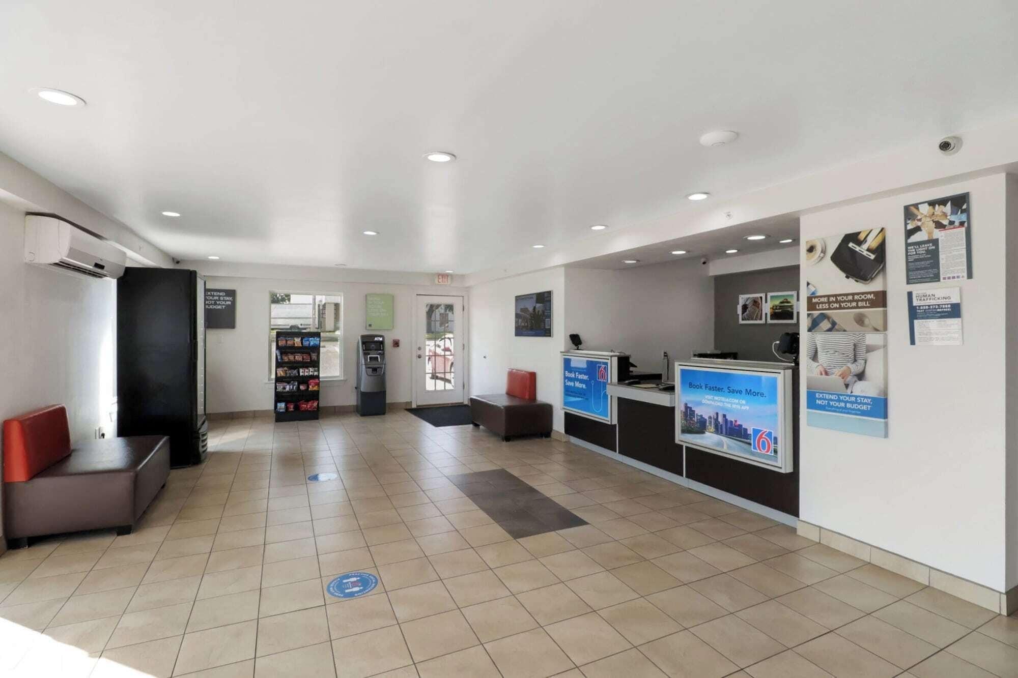 Vista Lobby Motel 6 Bryan, TX - University Area