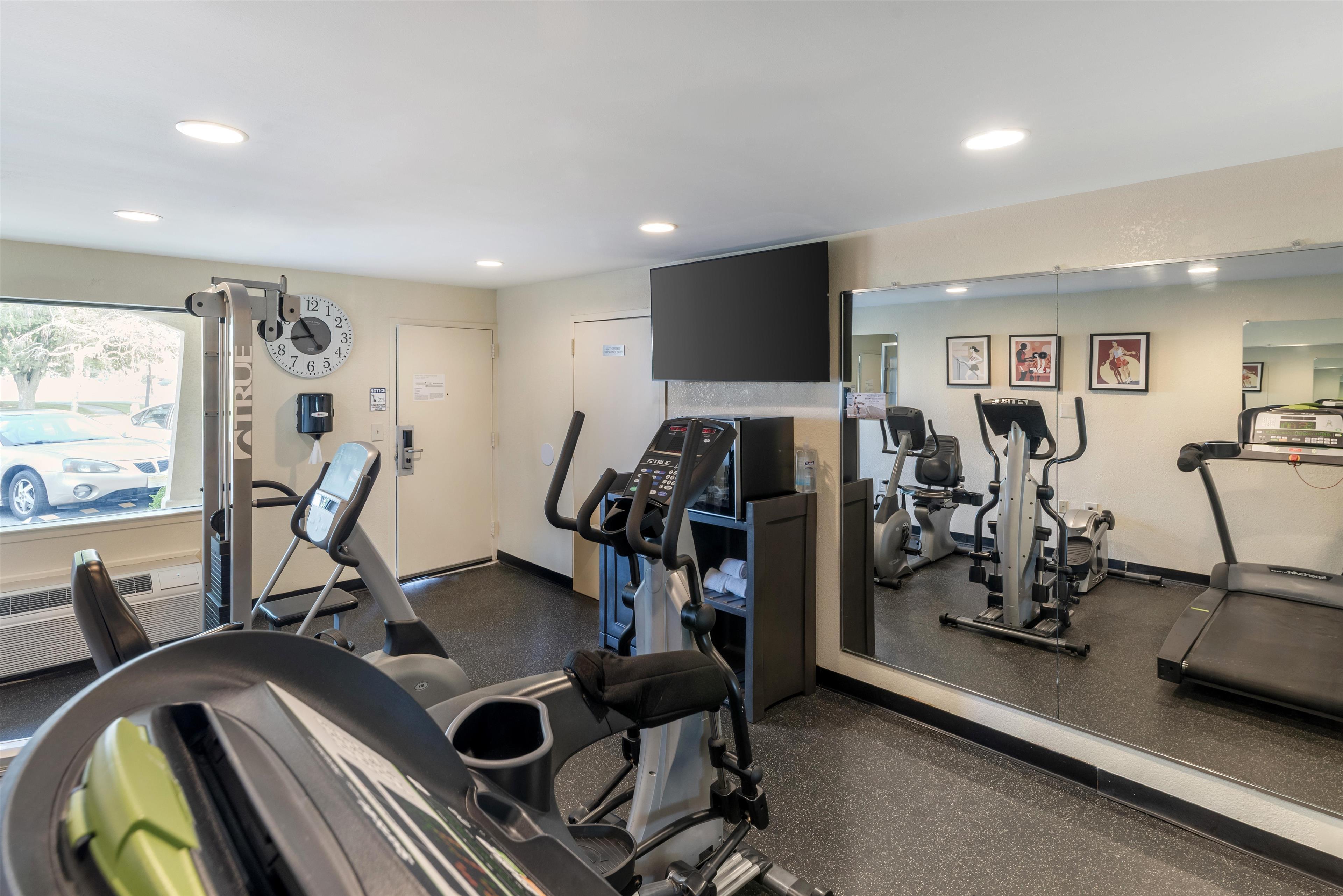 Gimnasio SureStay Hotel by Best Western East Brunswick