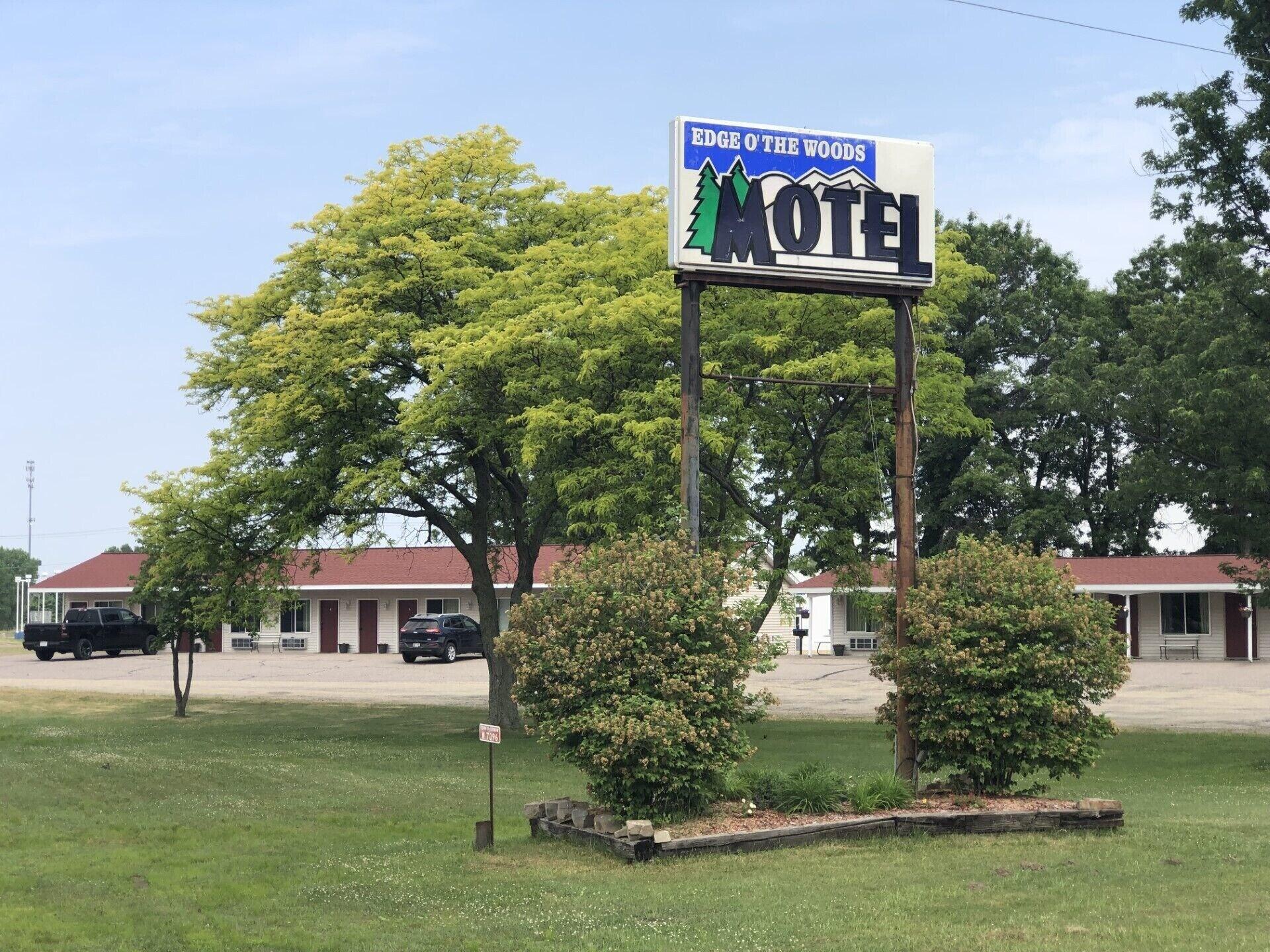 Varios Edge Of The Woods Motel