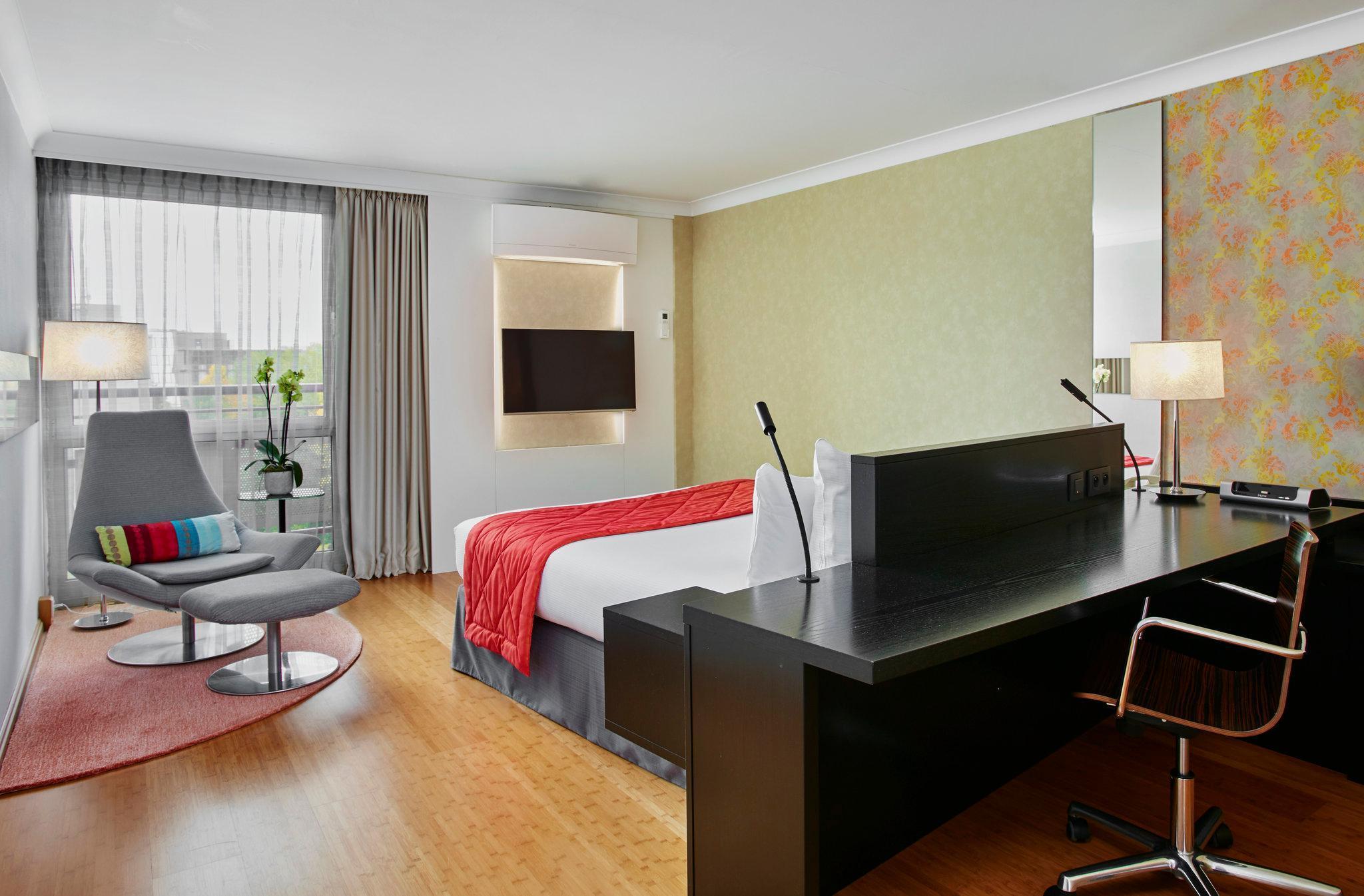 Vista Exterior Holiday Inn Brussels Airport