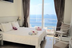 Alquiler Vacacional - A short walk to village - Own Pool, Large Patio, Garden, and Lovely Views.