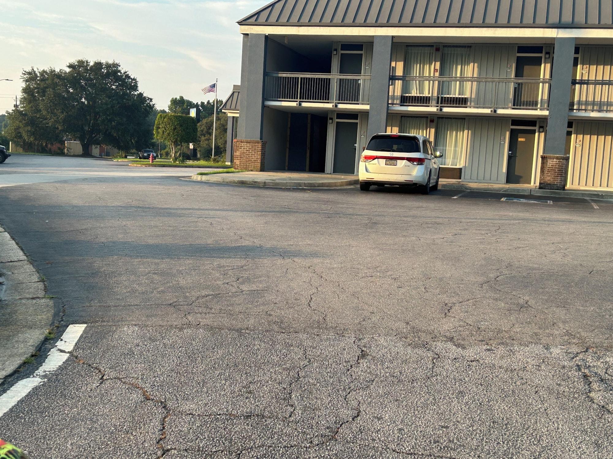 Vista Exterior Days Inn by Wyndham Hinesville Near Fort Stewart