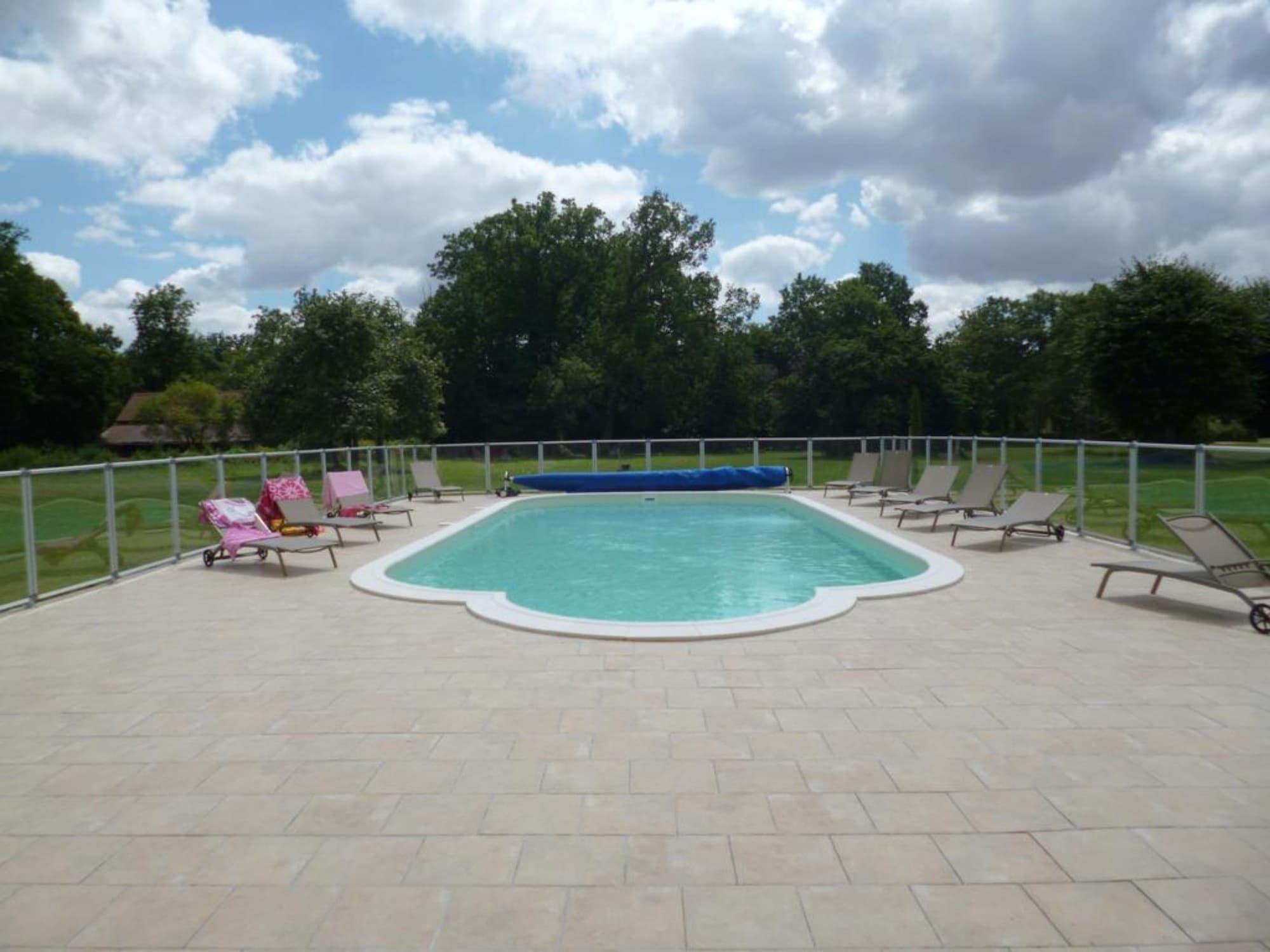 Vista Piscina Chambres d'Hotes Château de la Puisaye