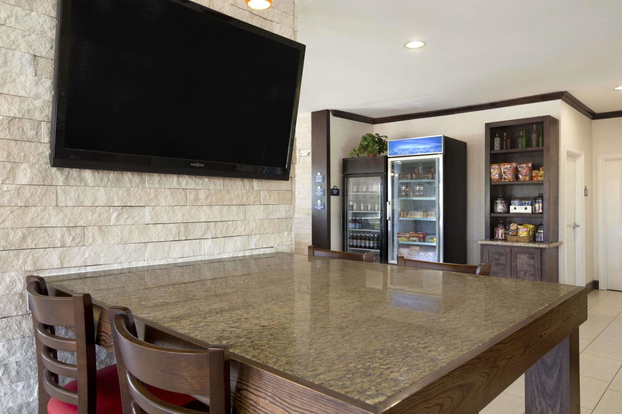 Vista Lobby Days Inn & Suites by Wyndham Gonzales TX