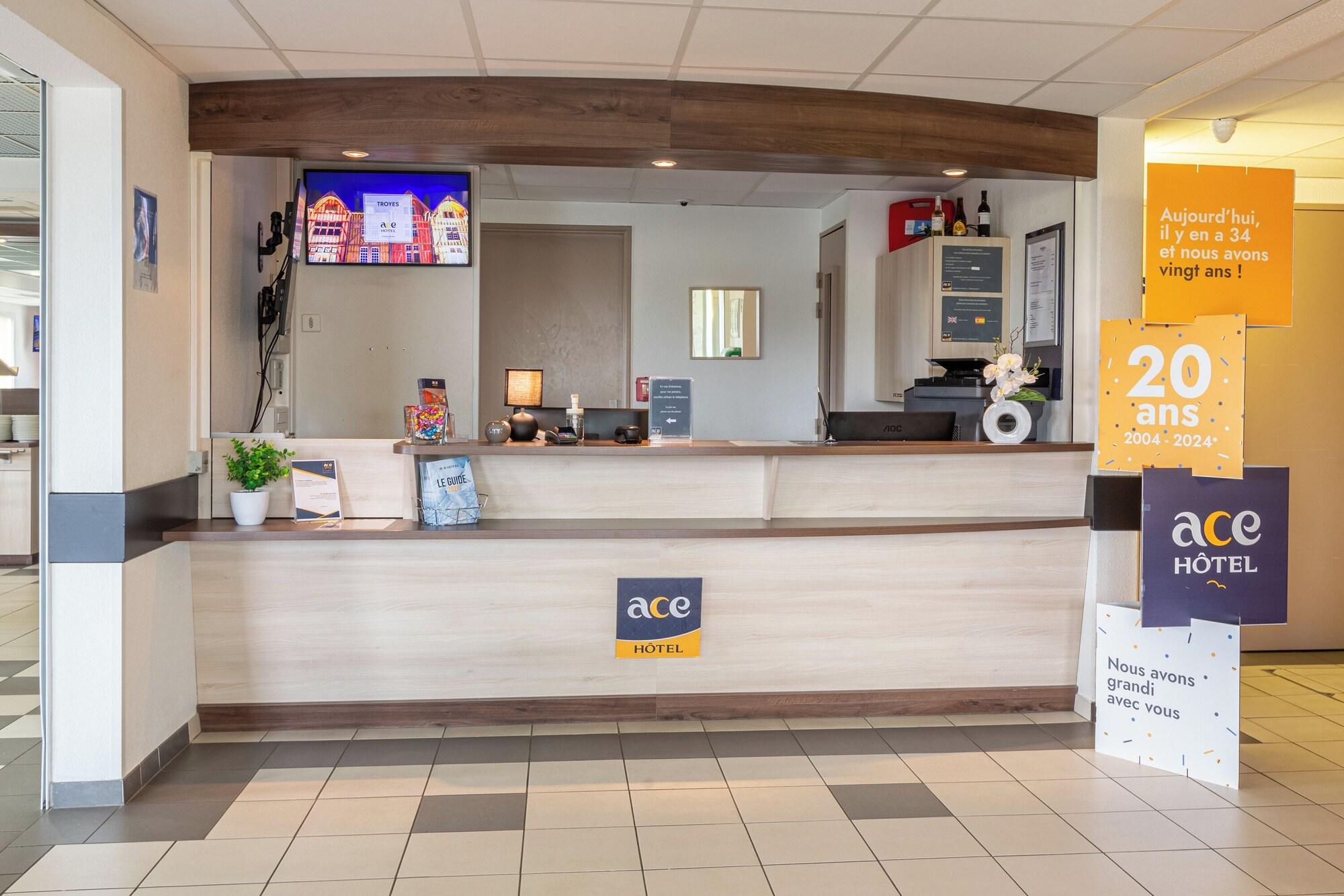 Vista Lobby ACE Hôtel Châteauroux Déols