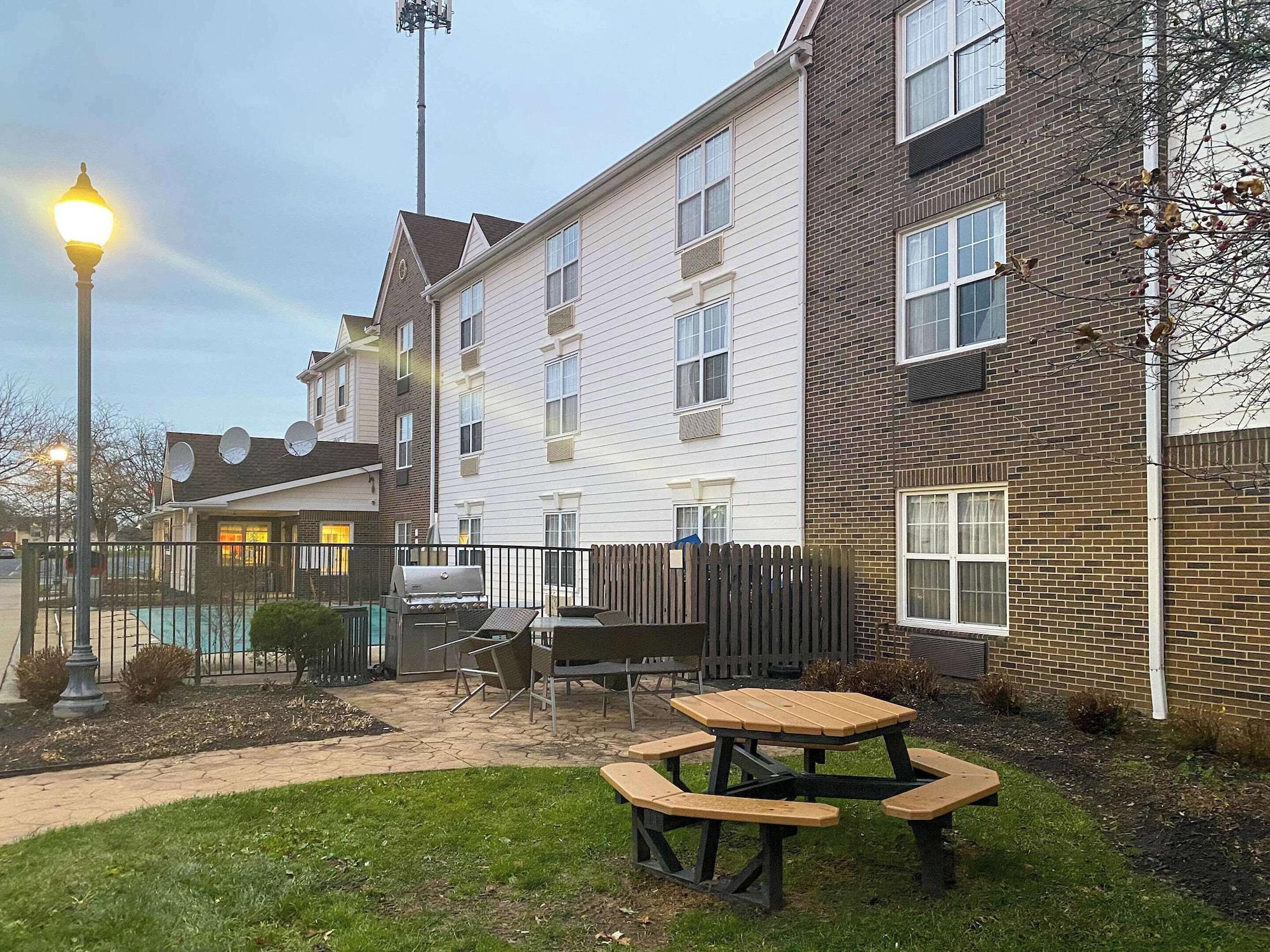 Vista Exterior MainStay Suites Middleburg Heights Cleveland Airport