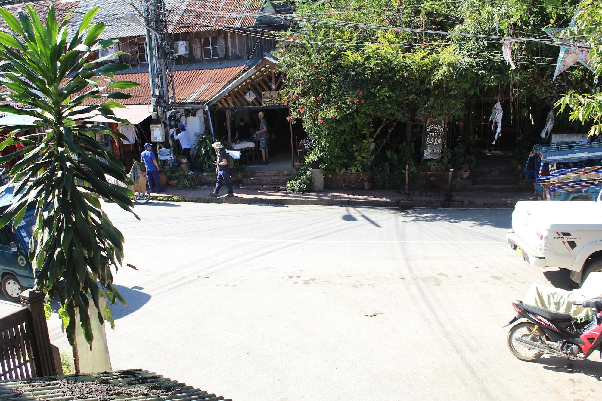 Vista Exterior Y Not Laos Hostel
