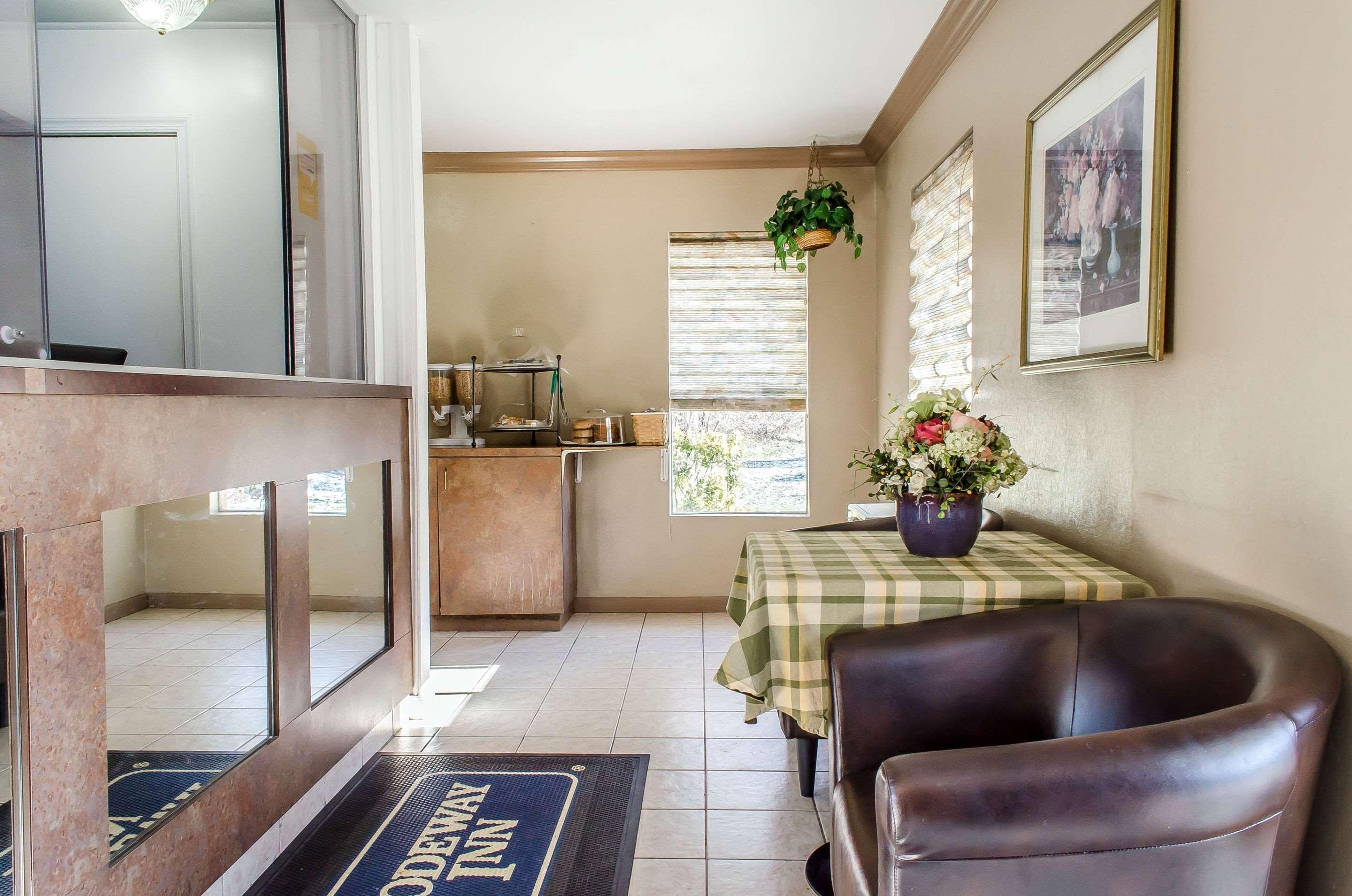 Vista Lobby Rodeway Inn Allentown South