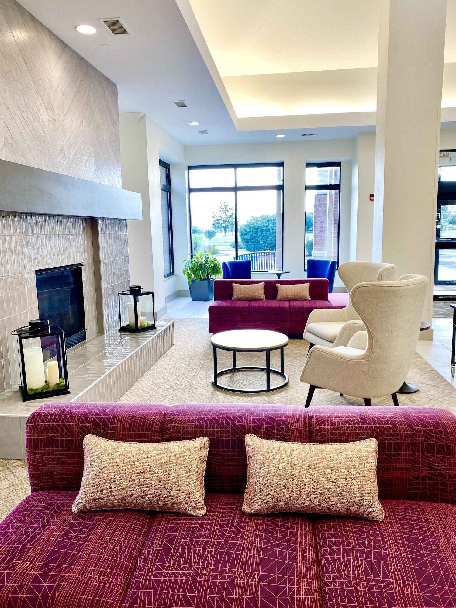 Vista Lobby Hilton Garden Inn Oconomowoc