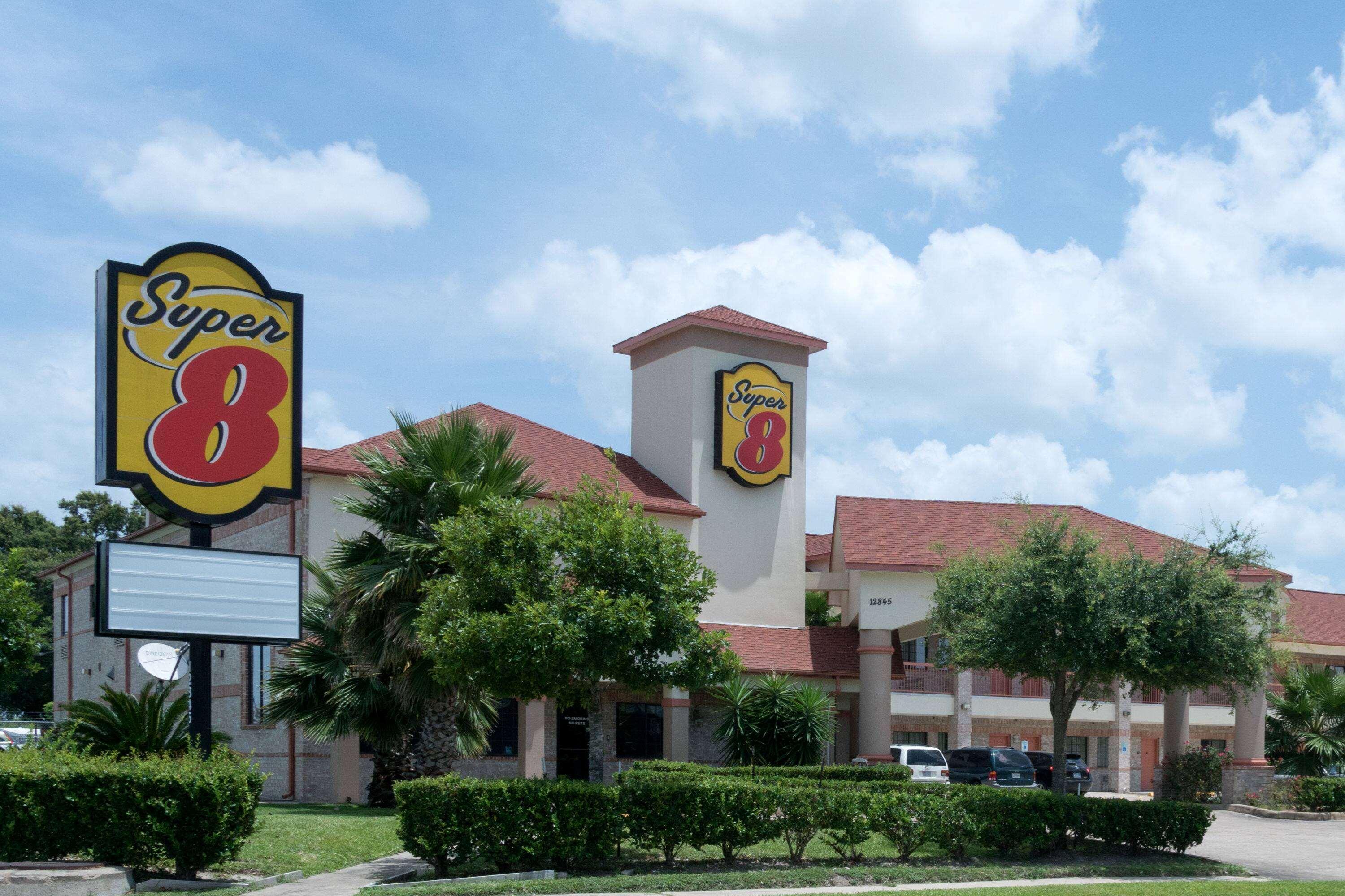 Vista Exterior Super 8 by Wyndham Stafford Sugarland Area
