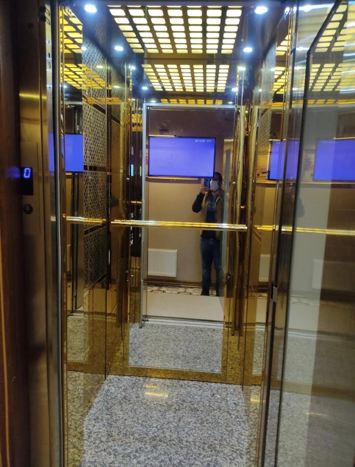 Vista Lobby Zero Suit & Hotel