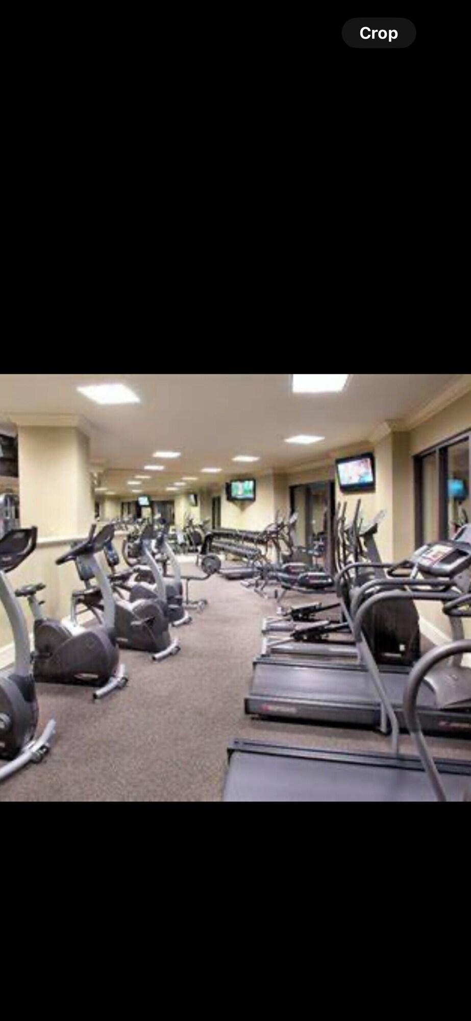 Estacionamiento Emerald Grande 3-bedroom resort in Destin with WiFi, fitness room, restaurant.