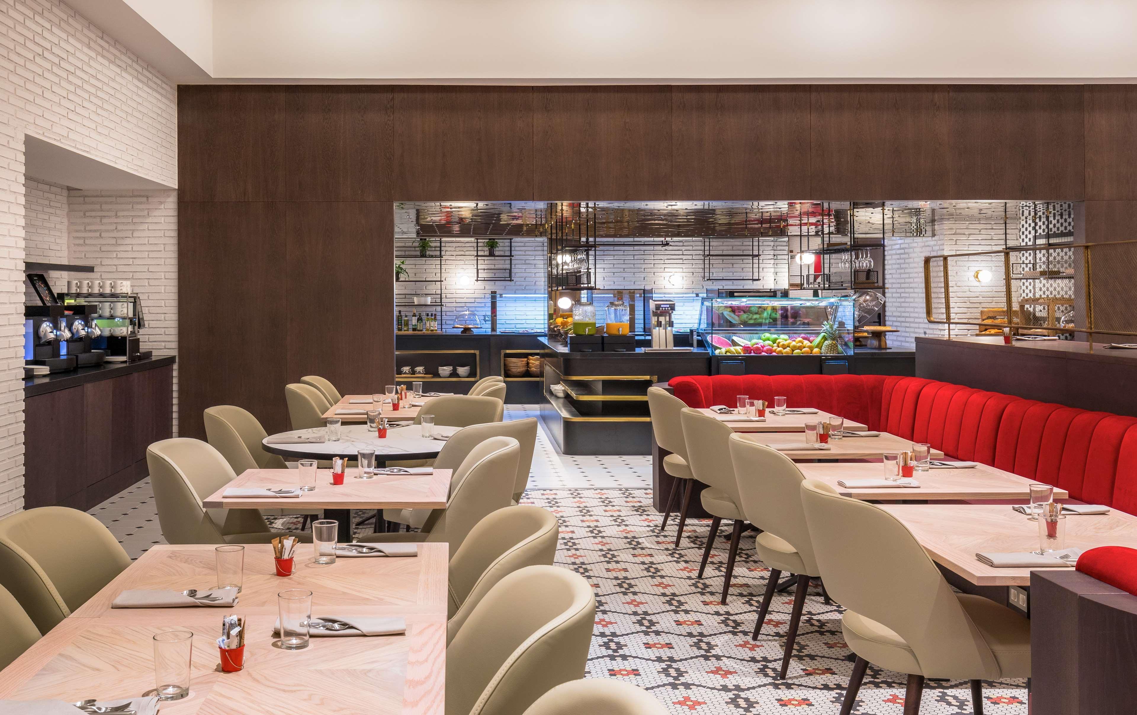 Restaurant Canopy by Hilton Madrid Castellana