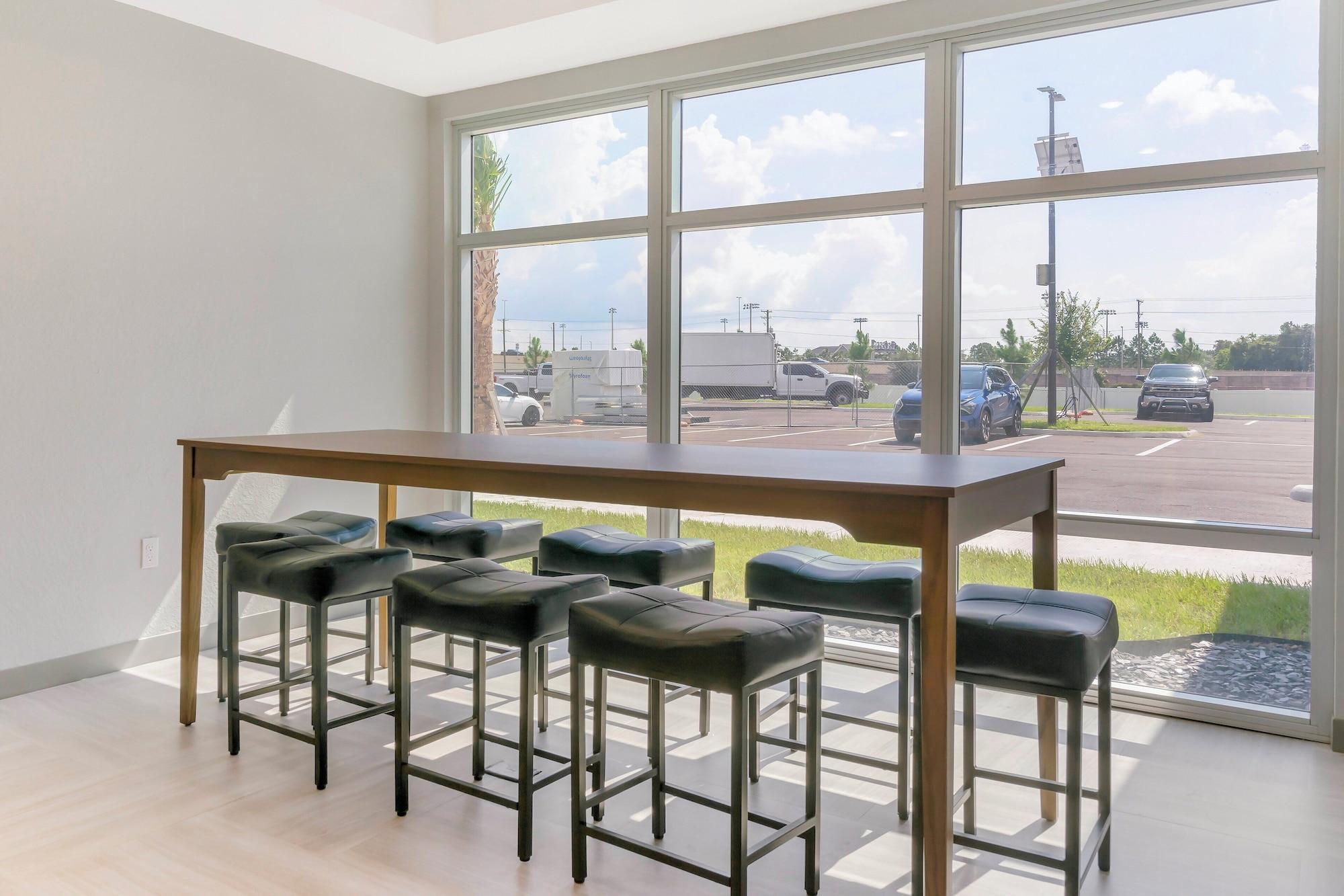 Vista Lobby HomeTowne Studios by Red Roof Tampa - Airport