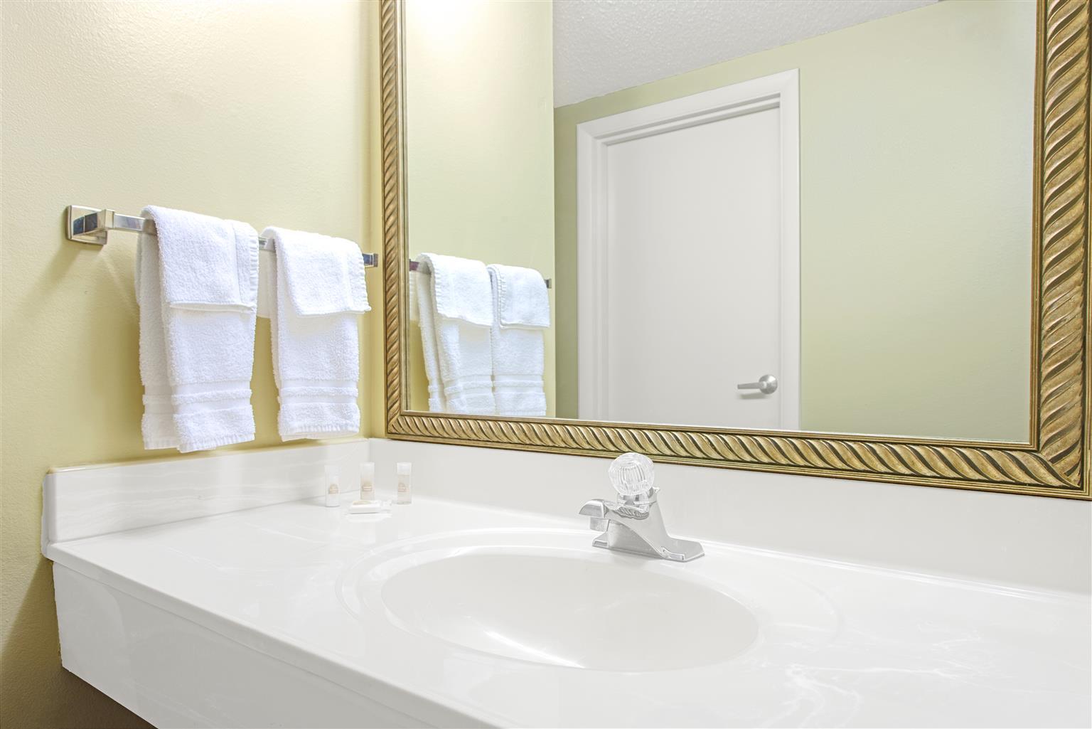 Set de Habitación Days Inn and Suites by Wyndham St. Louis/Westport Plaza