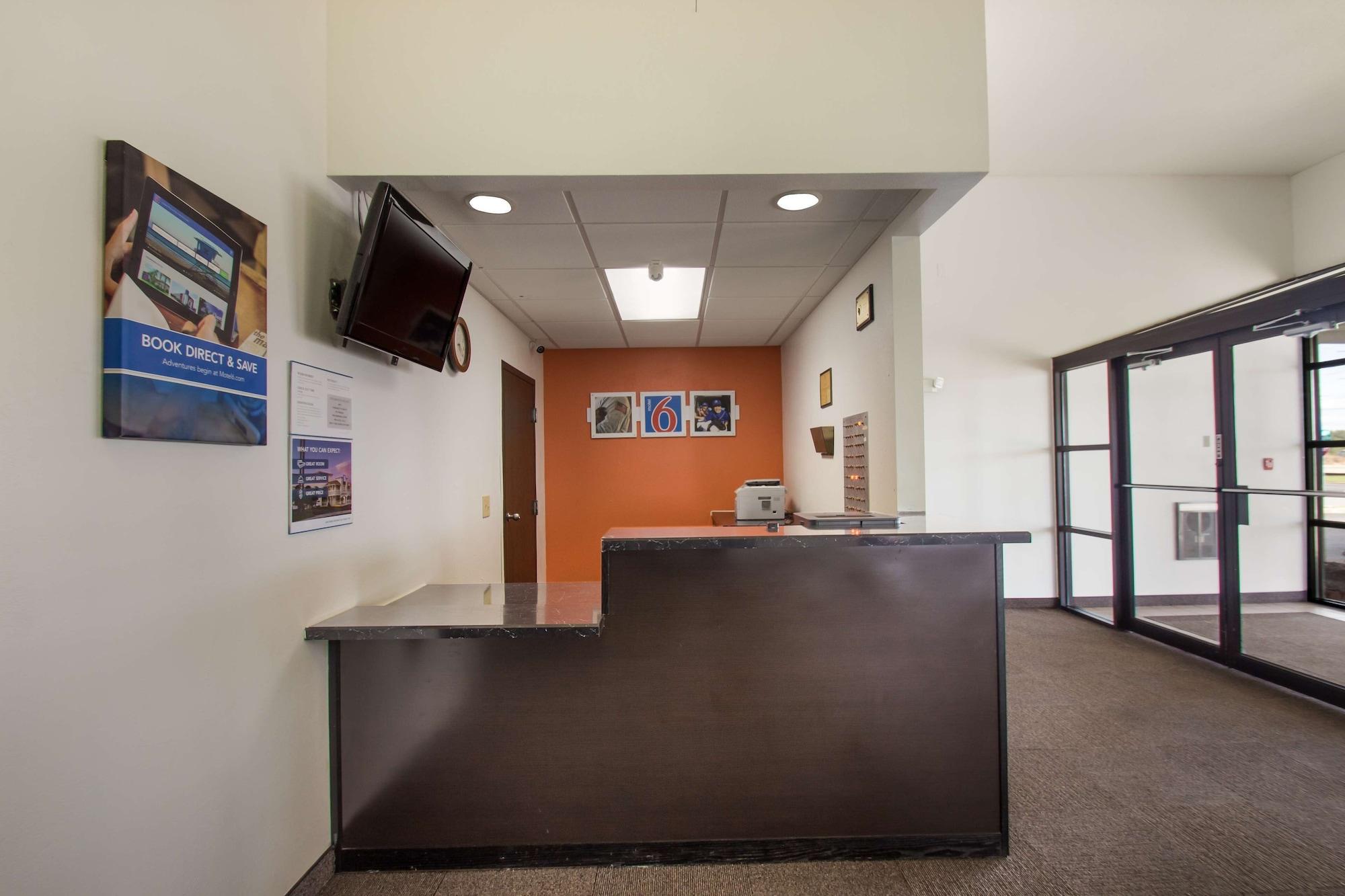 Vista Lobby Motel 6 Rothschild, WI