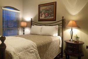 Alquiler Vacacional - Conway Luxury Home. 4BR/2BA, Office, 2-Car Gar., 65"TV, Fenced Yard/Patio, Wi-Fi