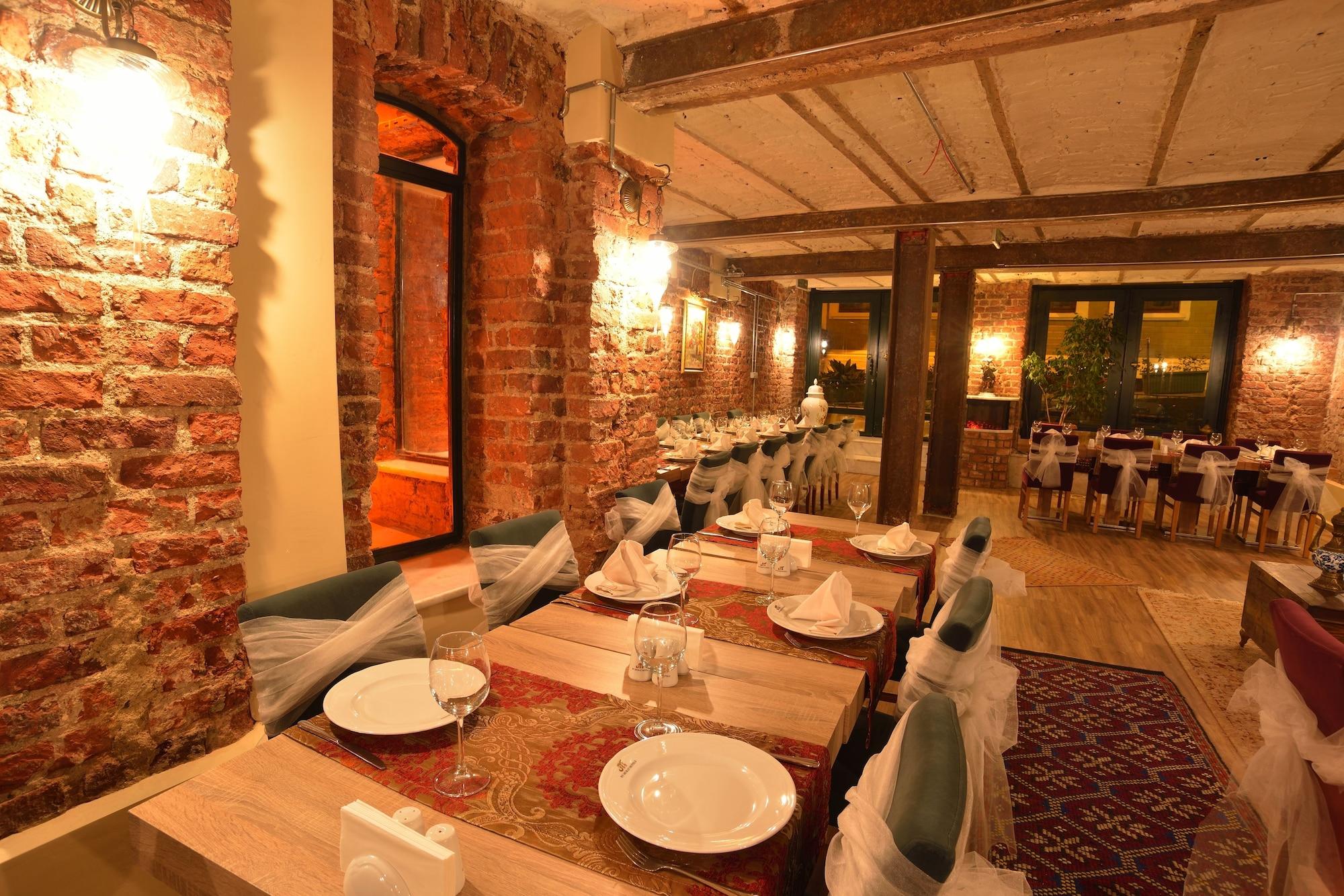 Restaurant By Murat Crown Hotel