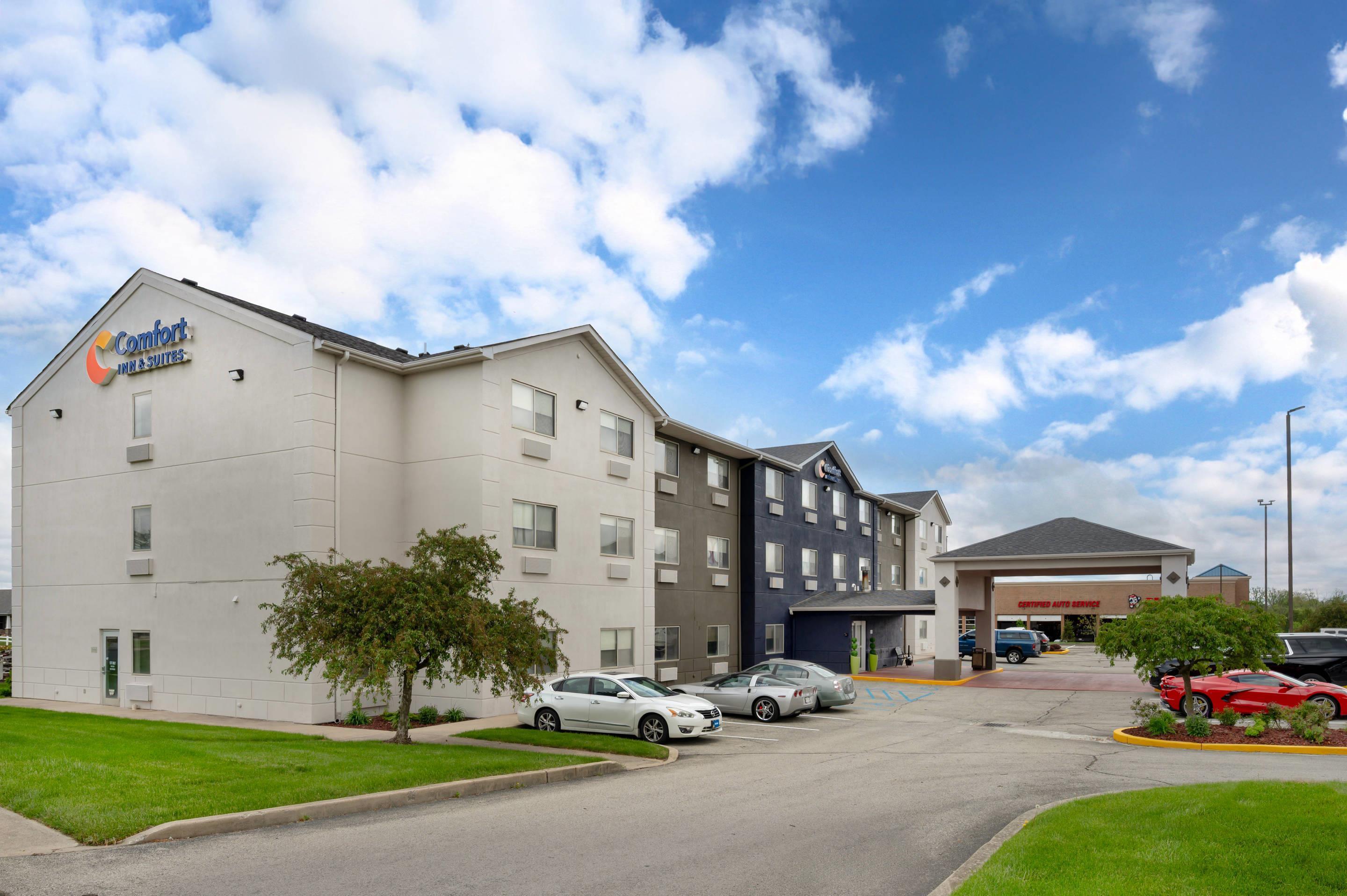 Vista Exterior Comfort Inn & Suites North Greenfield